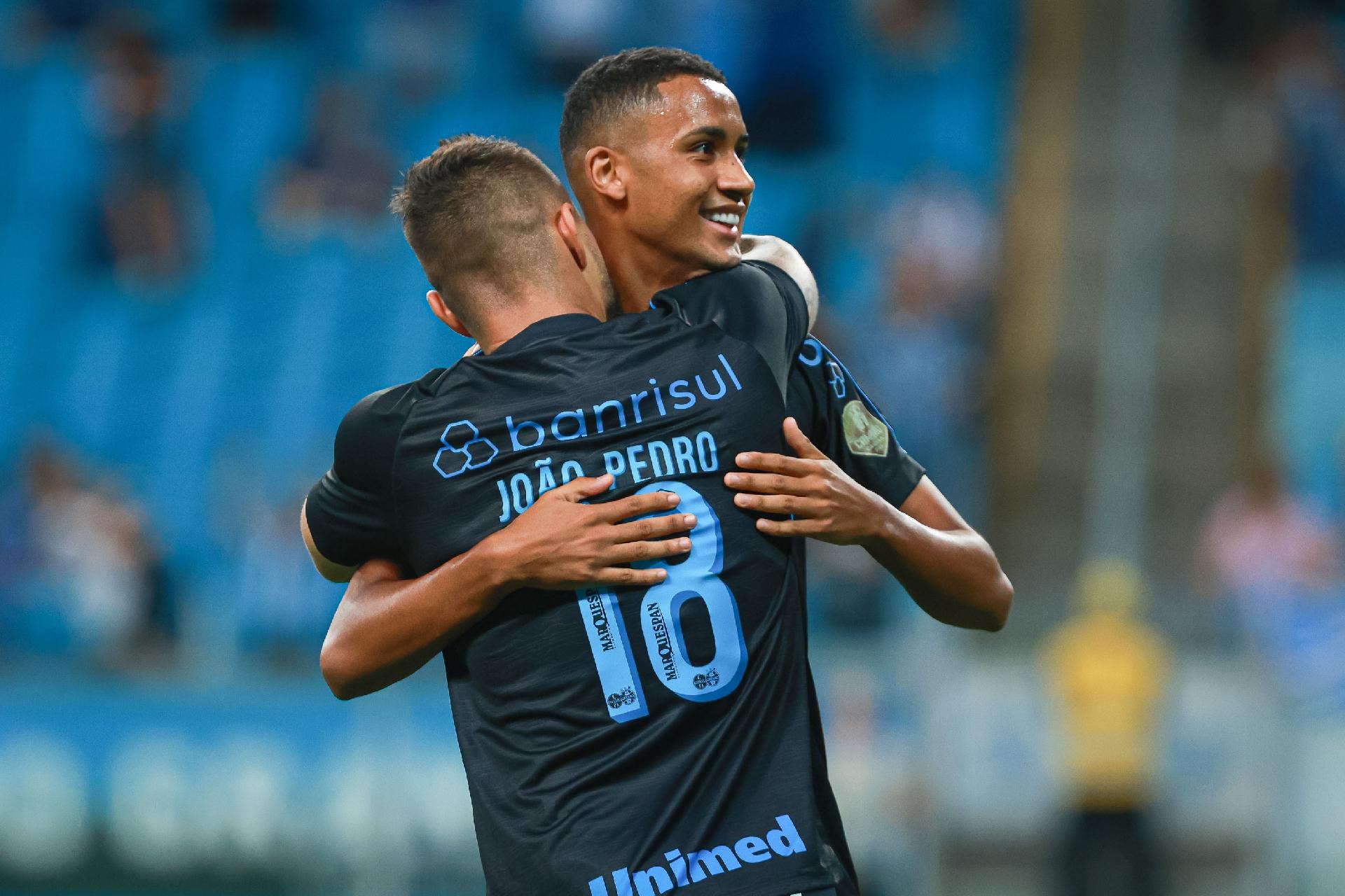 Grêmio resolve em 10 min, vence Novo Hamburgo e dispara no Gauchão