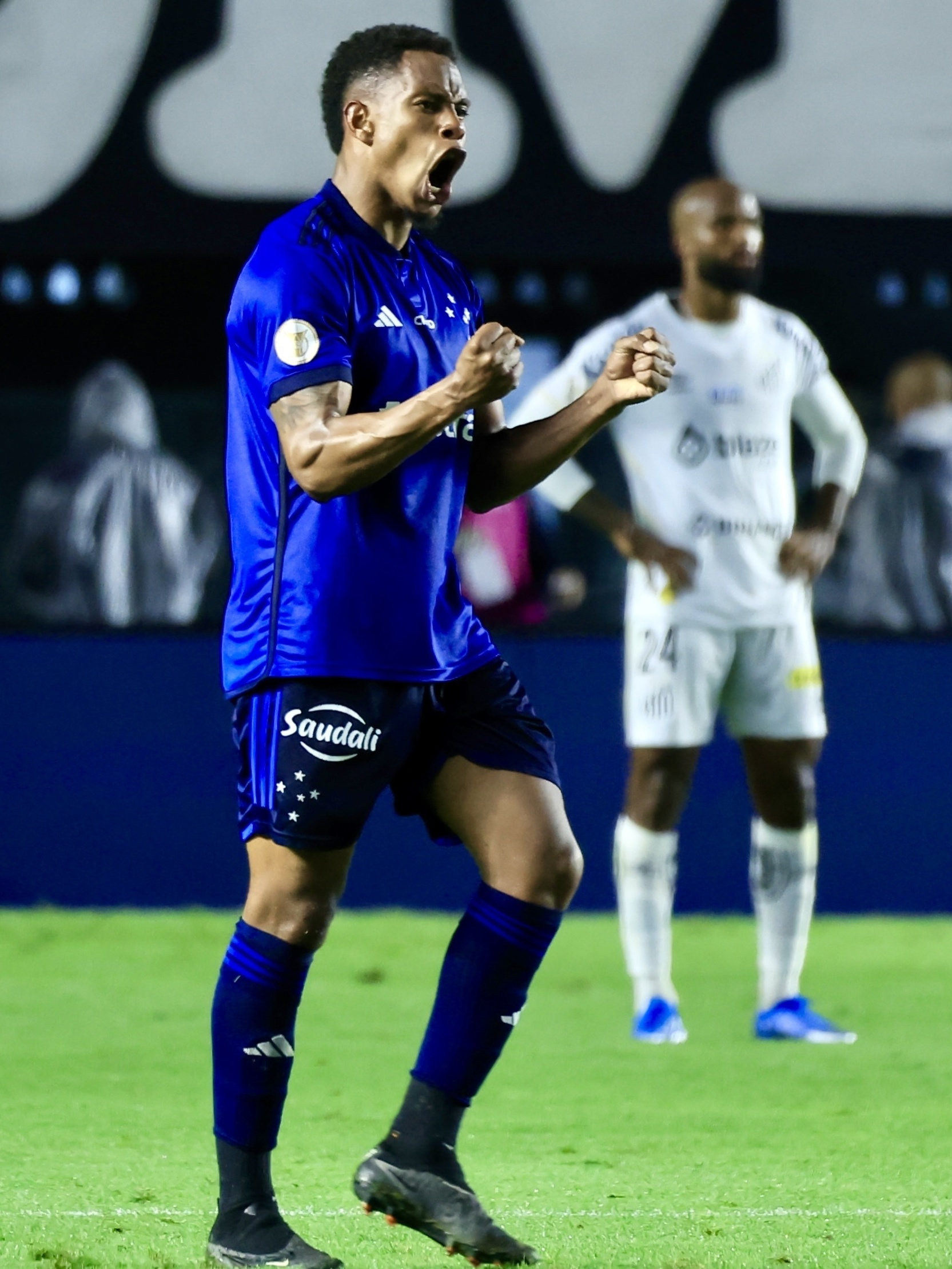 Cruzeiro vence o Santos com gols de Wesley e vira líder do Brasileirão