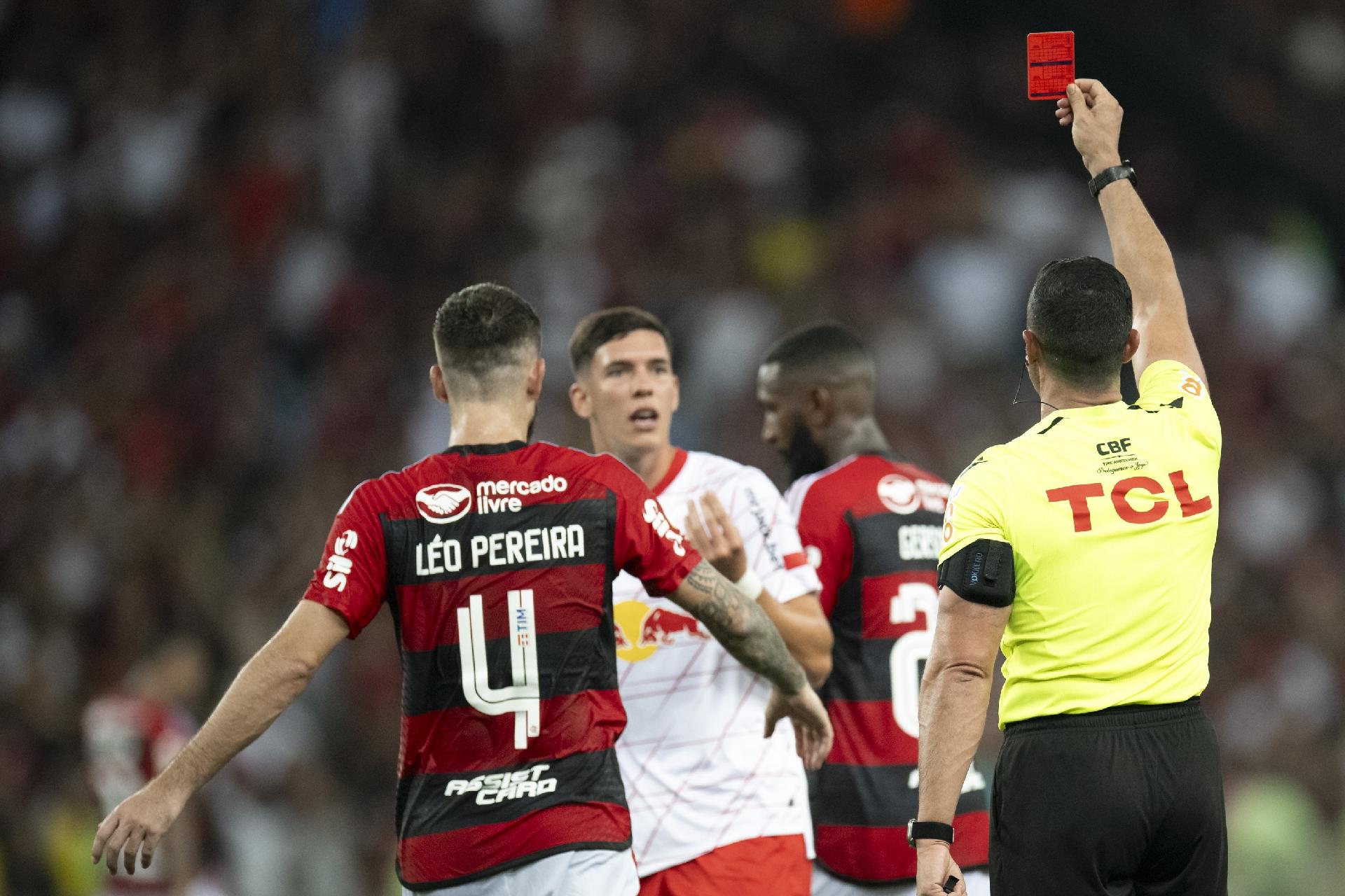 Arrascaeta faz mágica, Flamengo vence Bragantino e agita Brasileirão