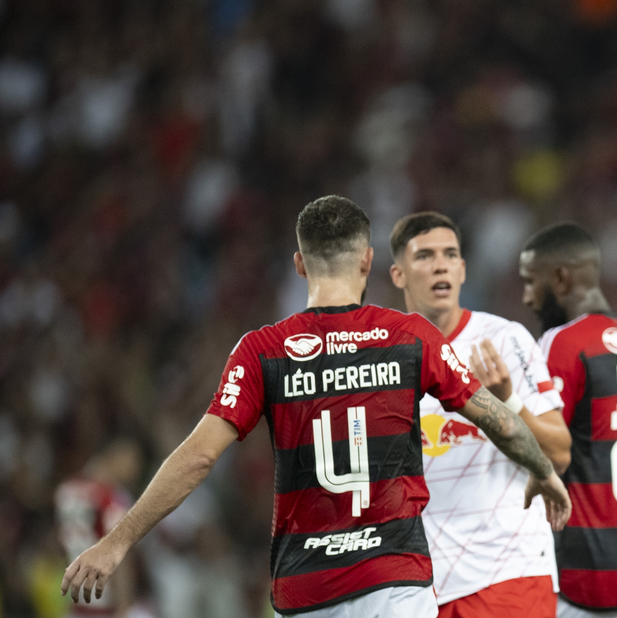 Arrascaeta faz mágica, Flamengo vence Bragantino e agita Brasileirão