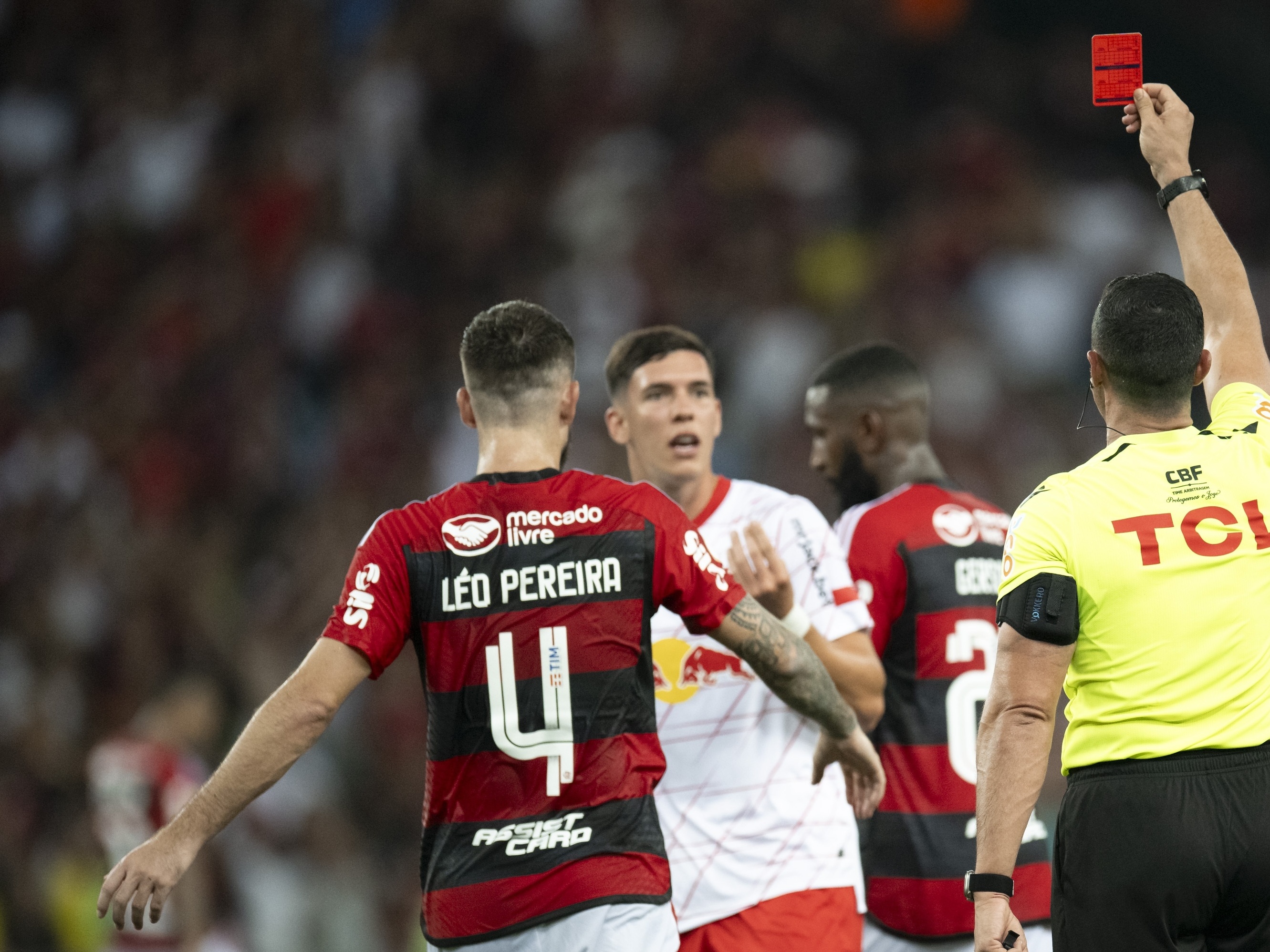 Arrascaeta faz mágica, Flamengo vence Bragantino e agita Brasileirão