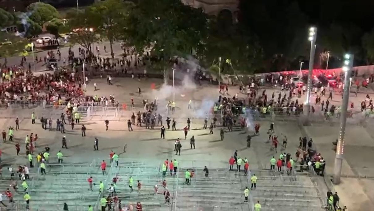 Que confusão! Flamengo libera imagens gratuitas na FLA TV; clube ainda não  se pronunciou - Lance!