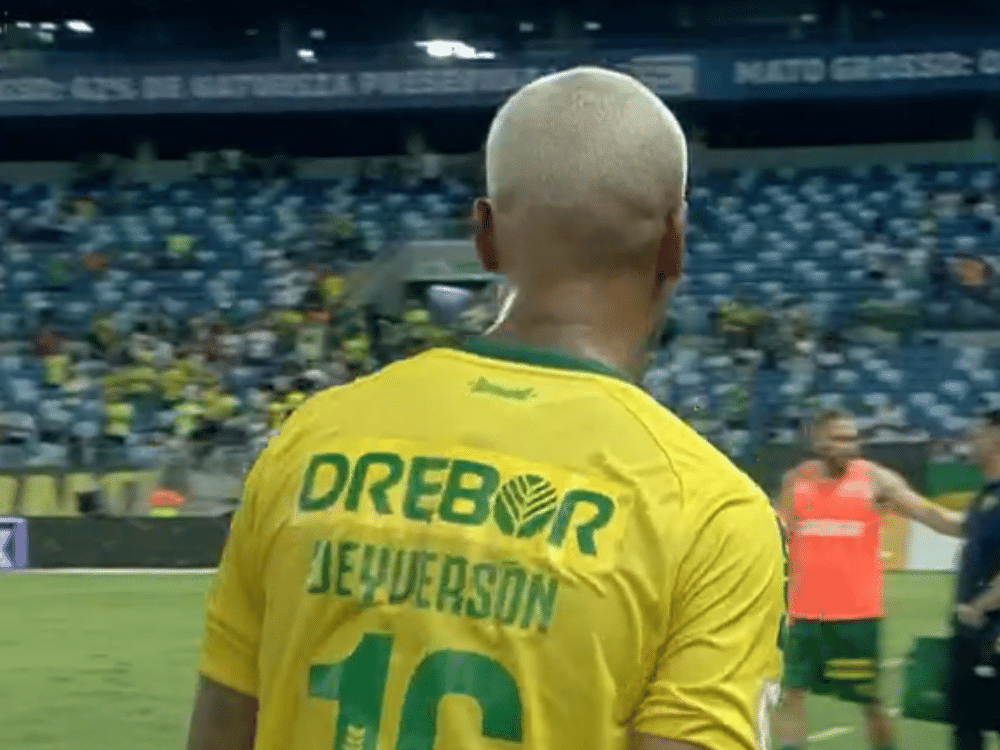 Deyverson é retirado de entrevista em campo após empate do Cuiabá