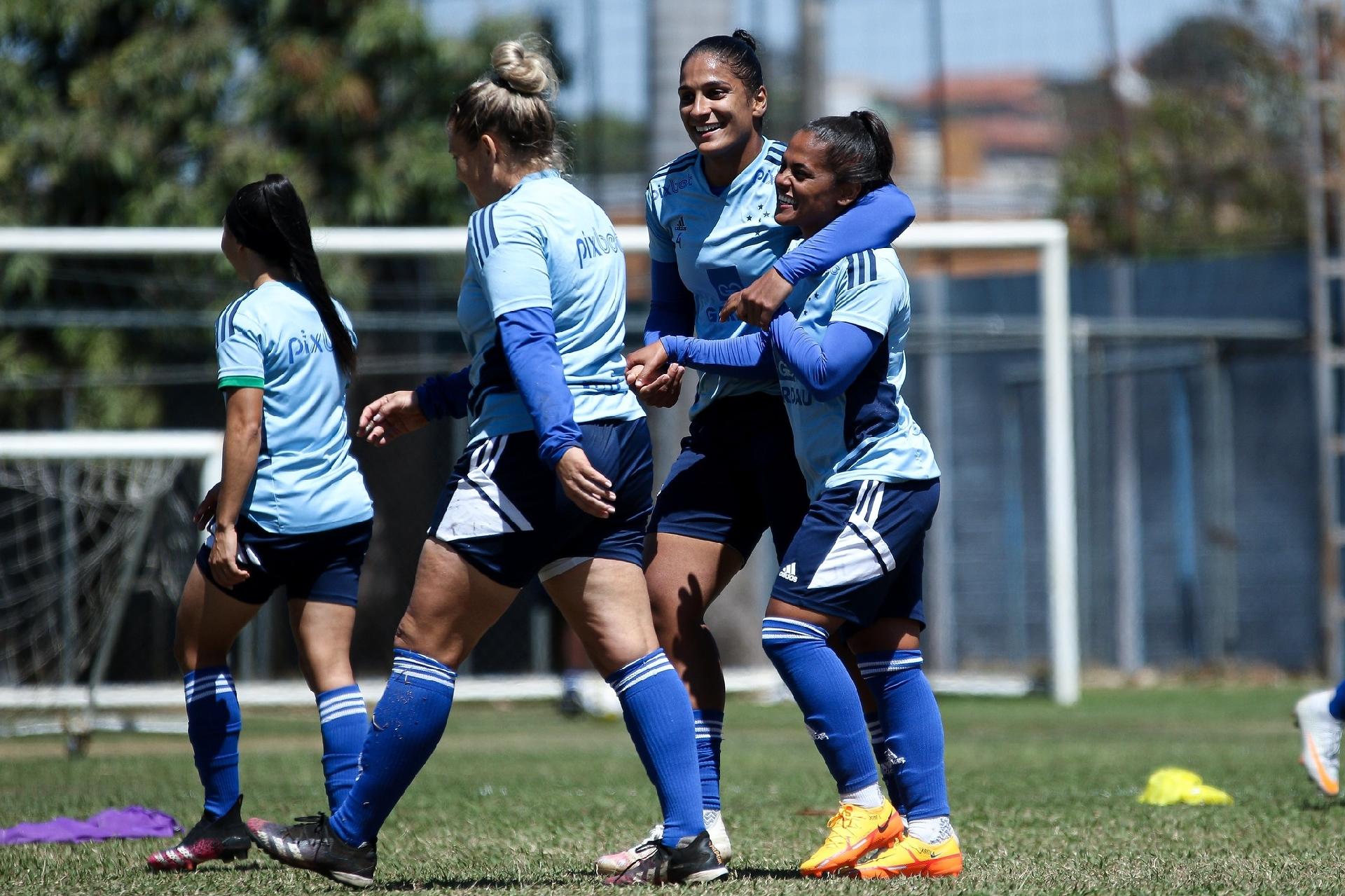 Por que o futebol feminino não é tratado como o masculino