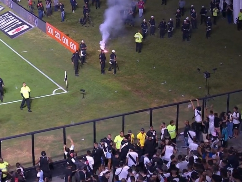 STJD aplica multa e proíbe torcida em 4 jogos do Vasco em São Januário