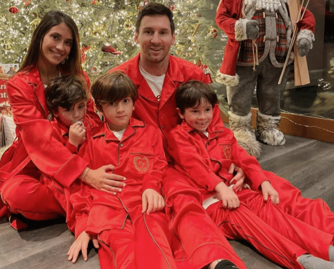 Messi e família combinam roupas para tradicional foto de natal