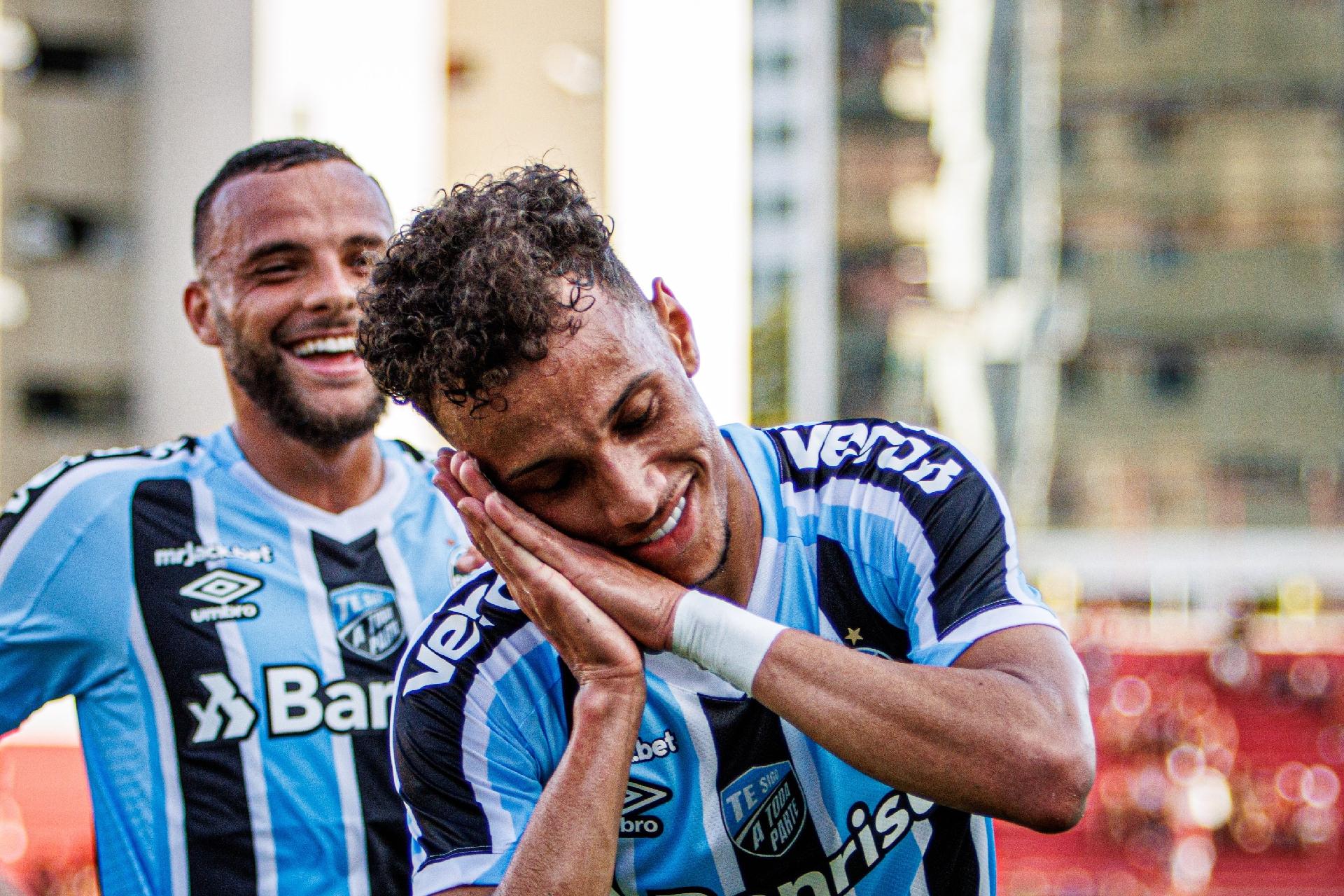 Grêmio resolve jogo no primeiro tempo e bate Tombense por 3 x 0