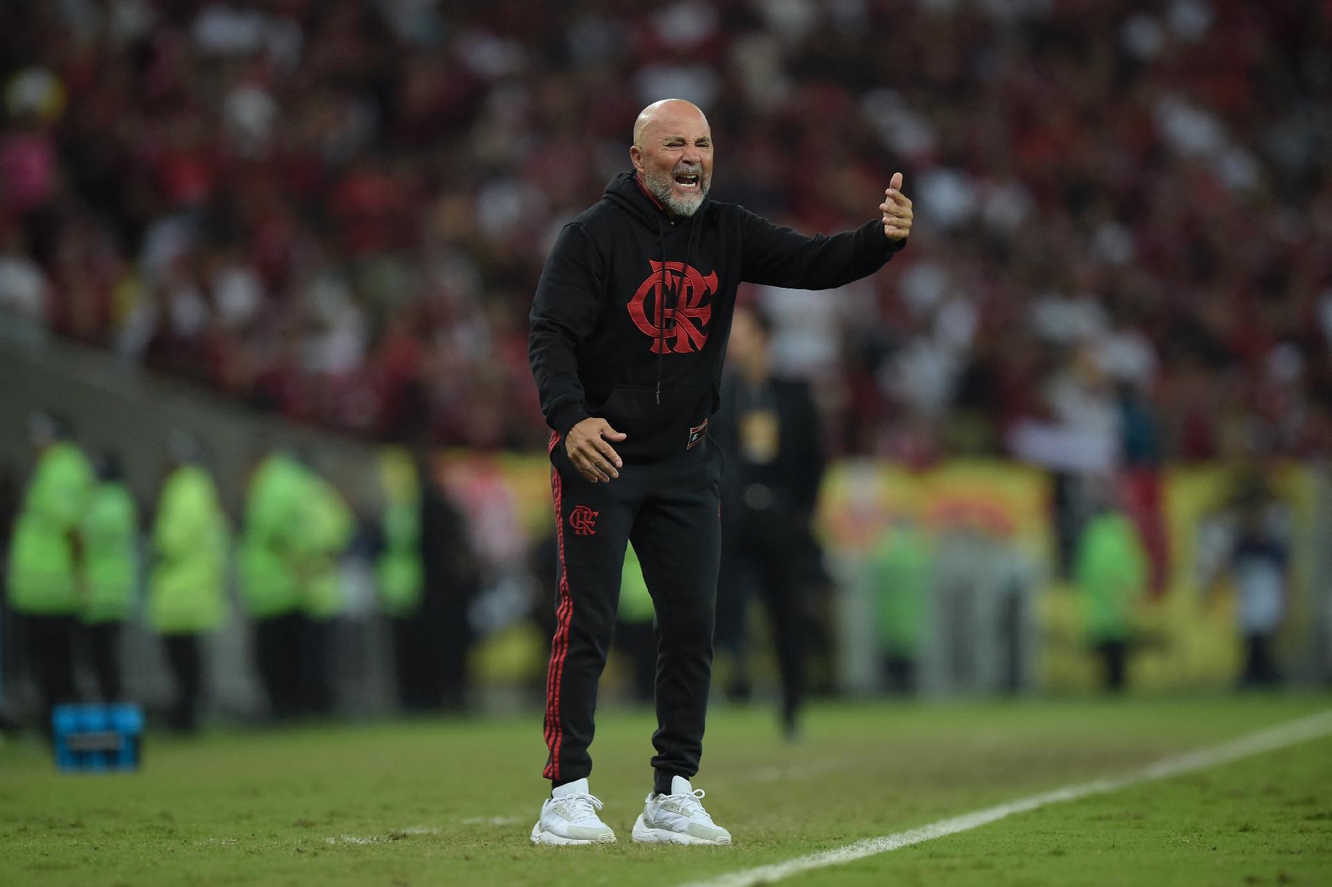 Flamengo: Sampaoli faz cinco substituições no intervalo e assusta  torcedores - Rádio Itatiaia