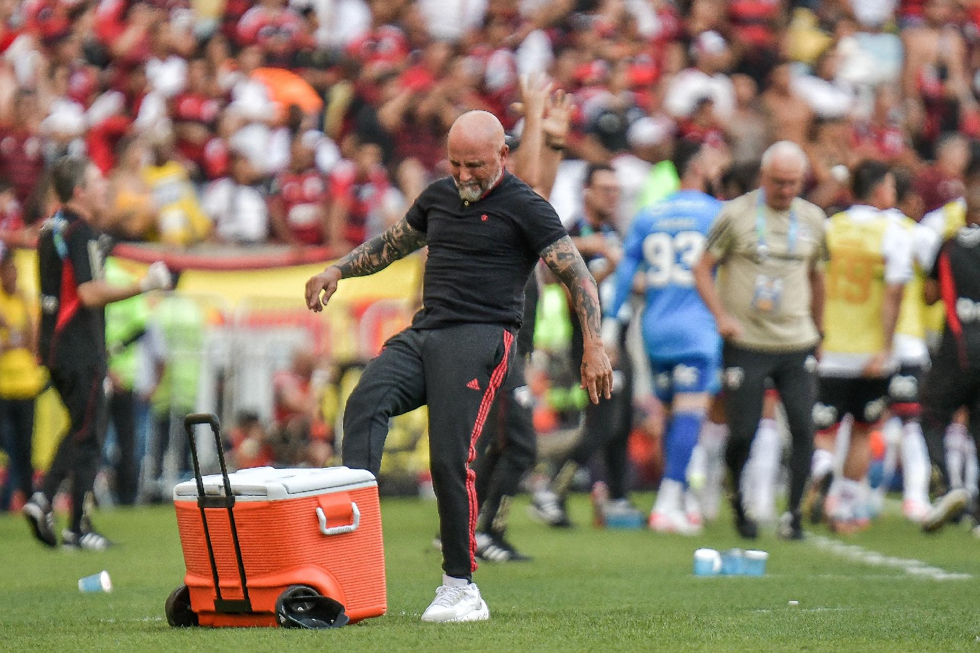 Flamengo estreia no Brasileirão com derrota e web não perdoa - Esportes -  R7 Fora de Jogo