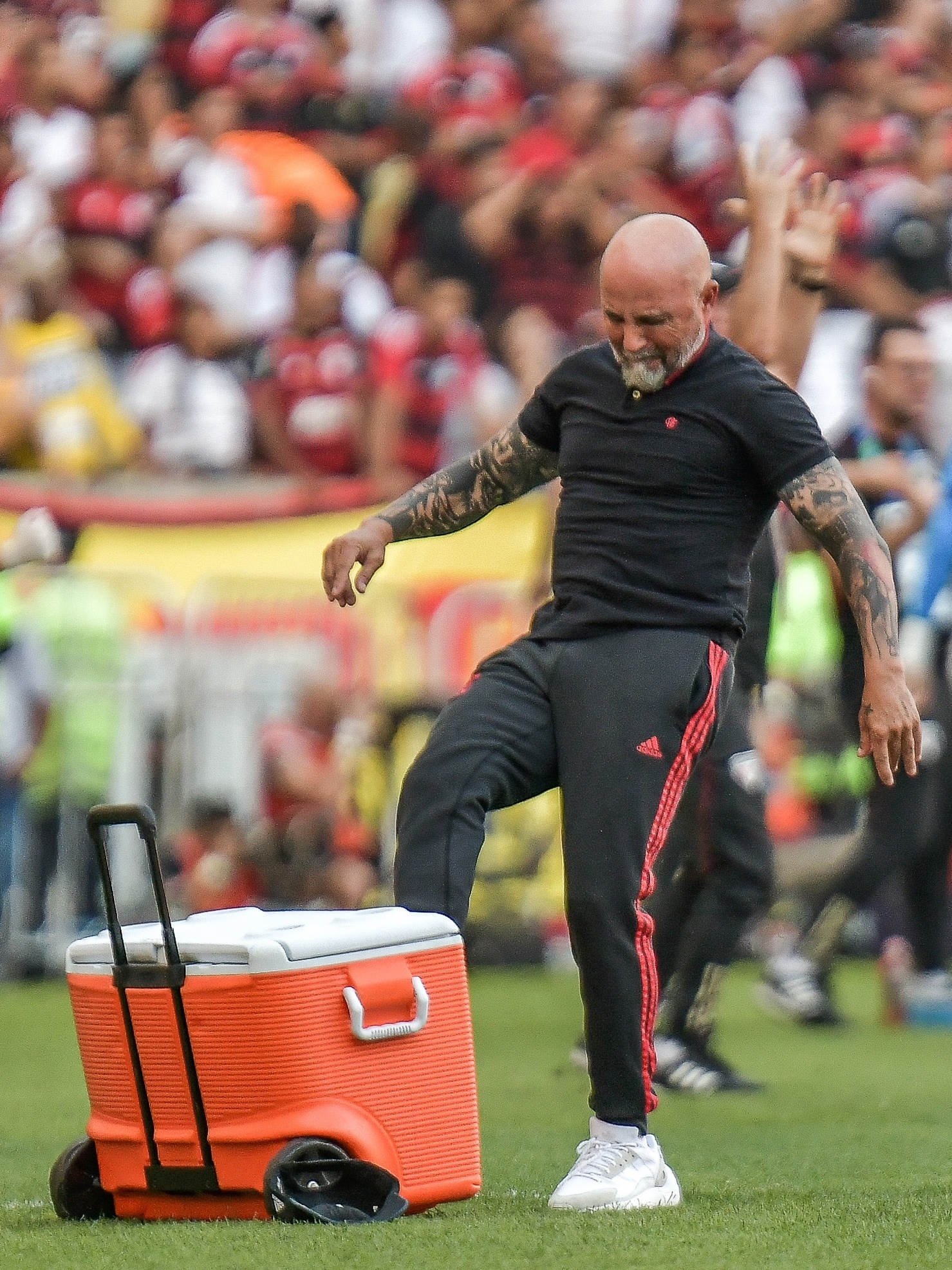 Camelô beija a careca de Sampaoli após ganhar uma camisa do Flamengo :  r/futebol