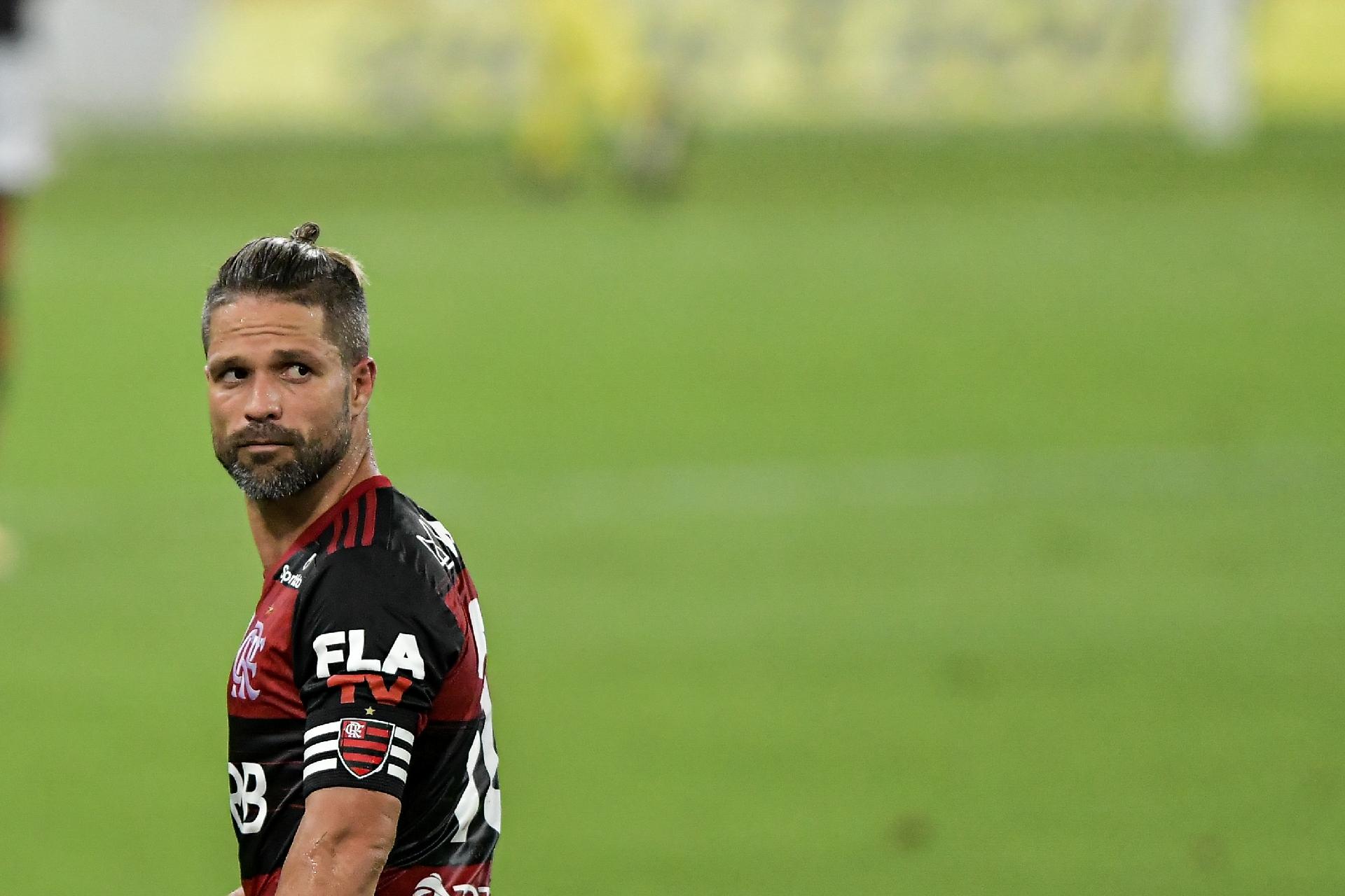 Diego completa 37 anos e recebe homenagens do Flamengo e perfil da