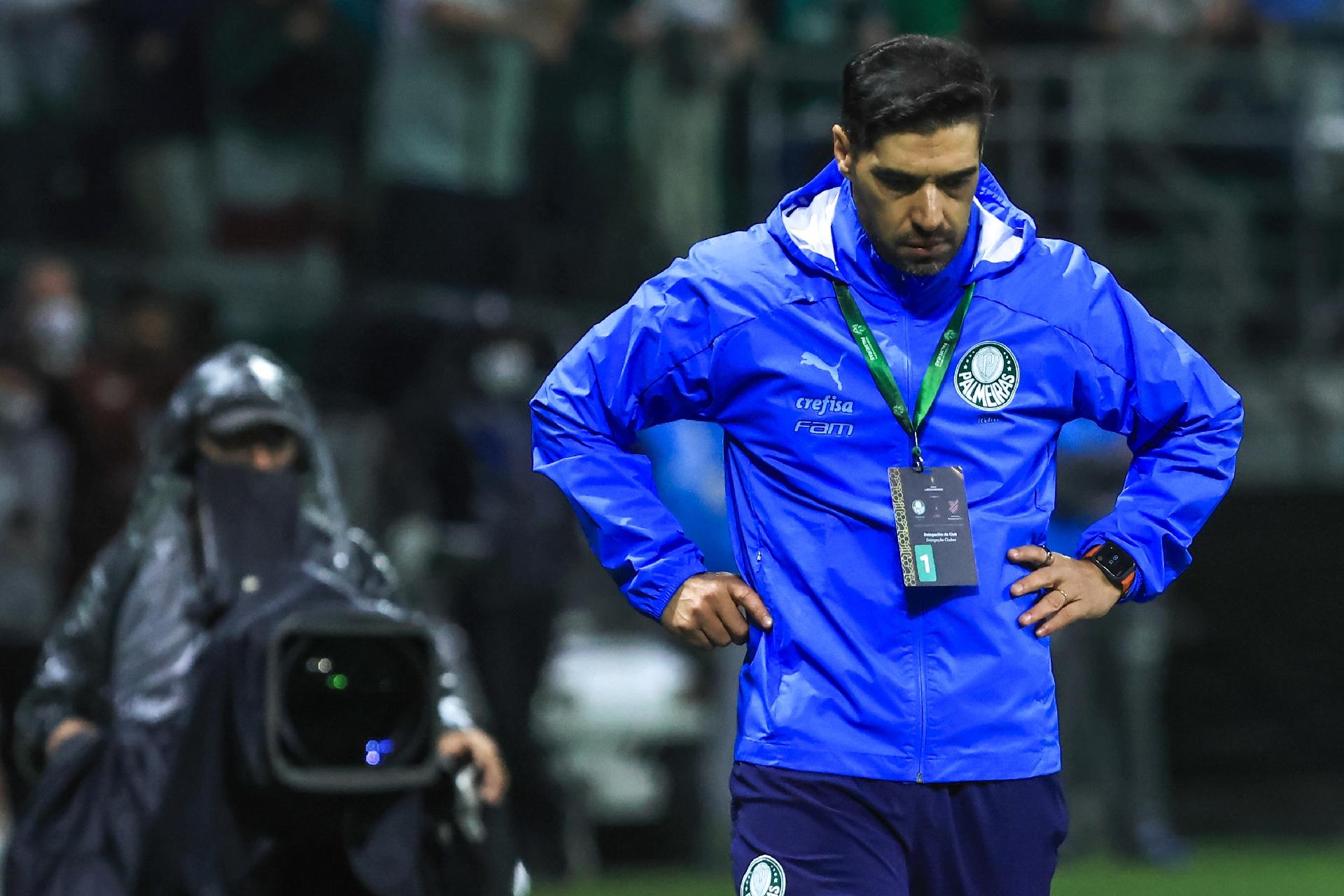 Árbitro relata reclamação de Abel Ferreira em súmula; técnico do Palmeiras  diz que vai colocar algemas