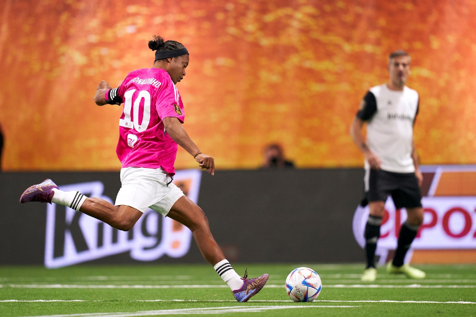 Ronaldinho Gaúcho volta ao futebol em torneio idealizado por Piqué