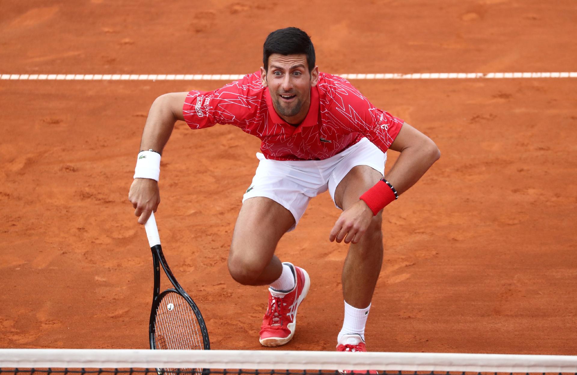 Djokovic é atingido nas pernas por smash à queima-roupa quando