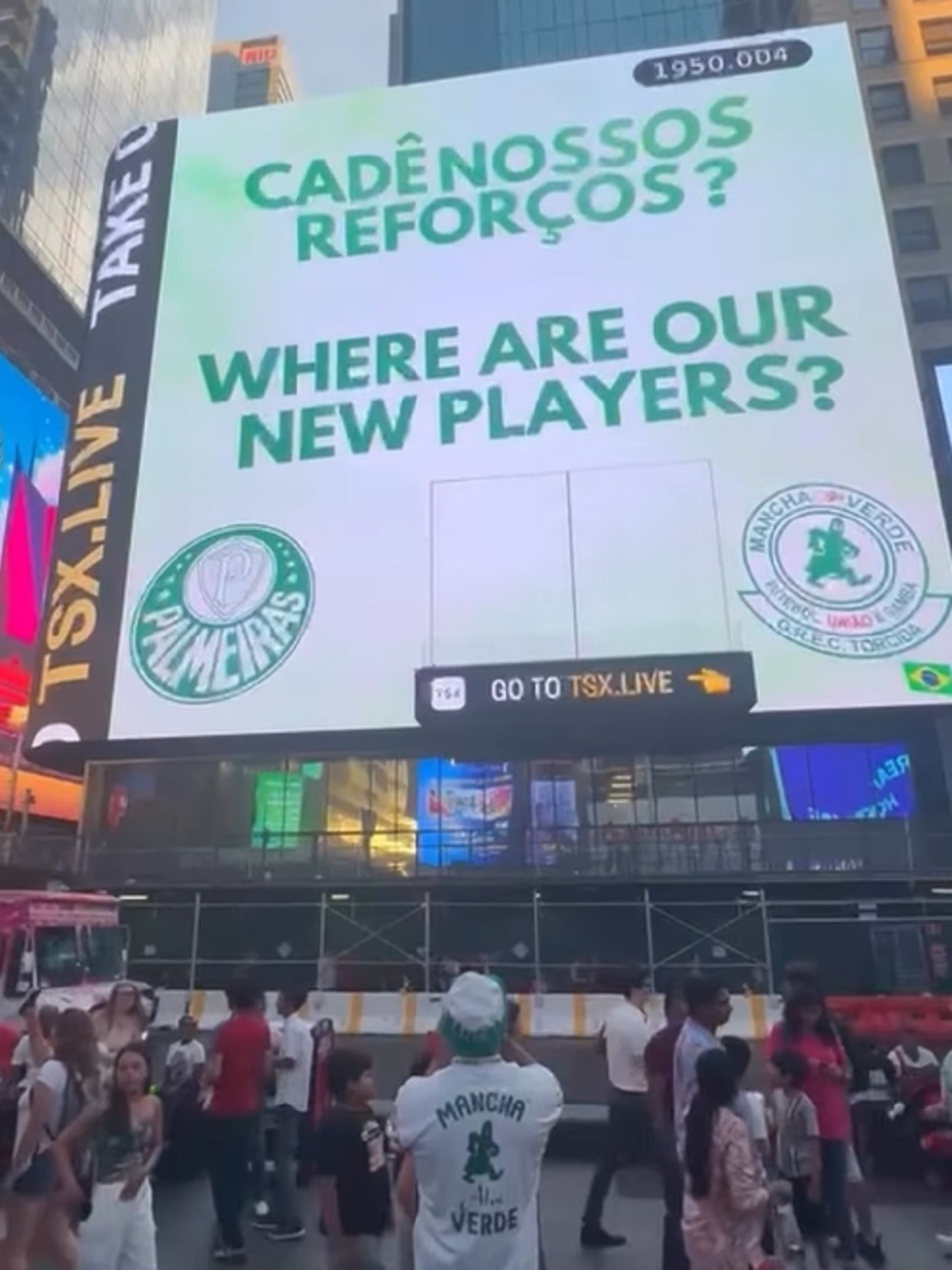 Papel escrito 'Palmeiras não tem Mundial' é jogado em protesto no