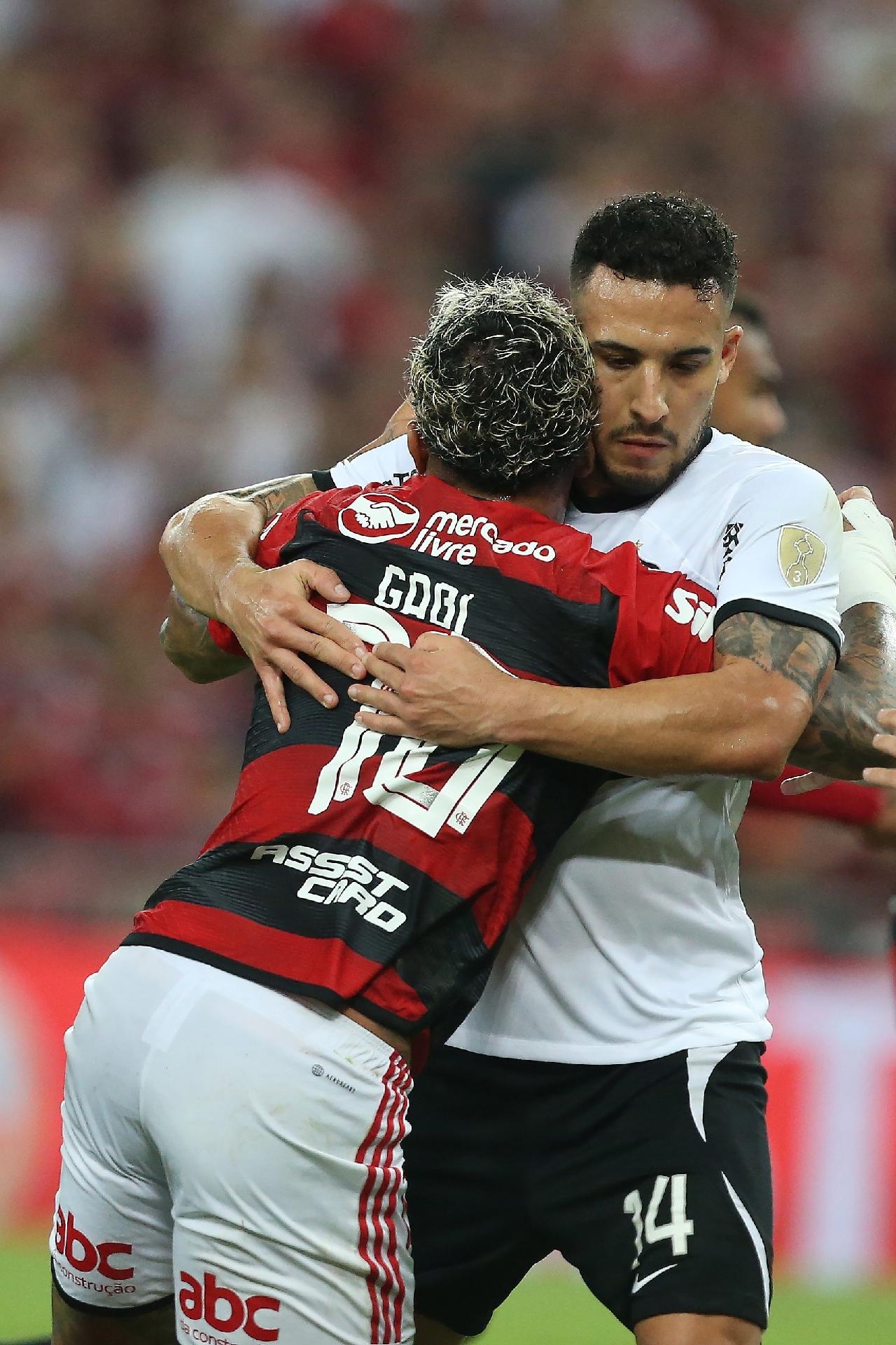 Camelô beija a careca de Sampaoli após ganhar uma camisa do Flamengo :  r/futebol