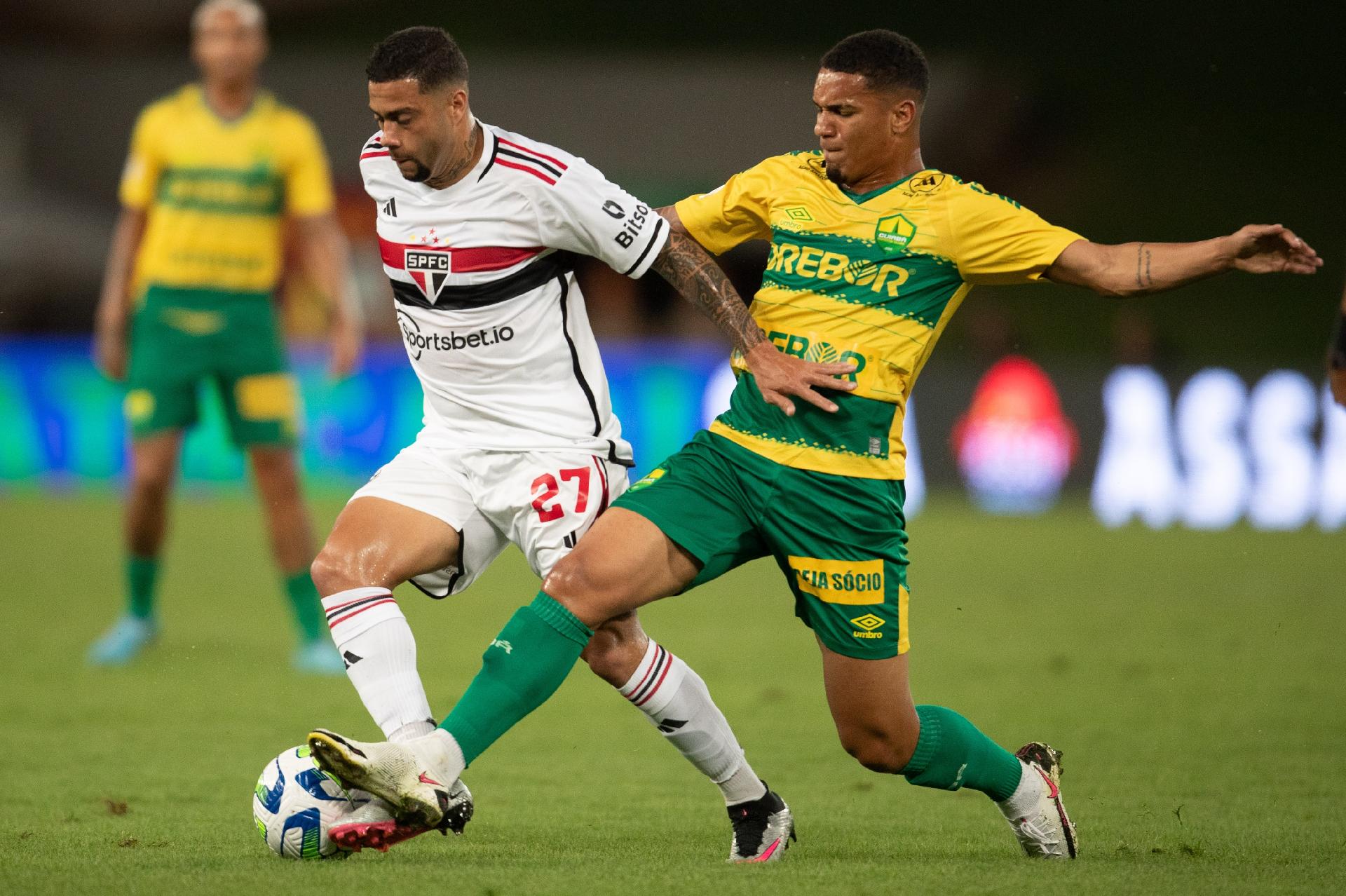 Corinthians sofre na criação de jogadas e perde para o São Paulo no jogo de  ida