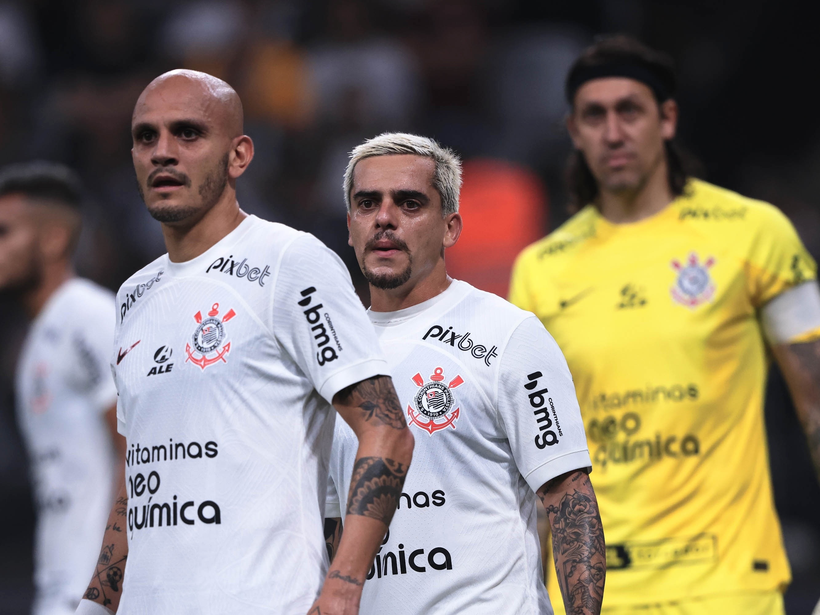 Revolta com treinador e Fábio Santos marca empate do Corinthians