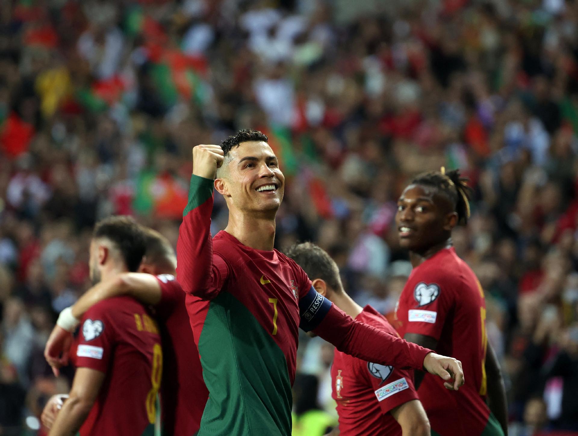 Cristiano Ronaldo brilha, e Portugal vence Eslováquia em jogo agitado