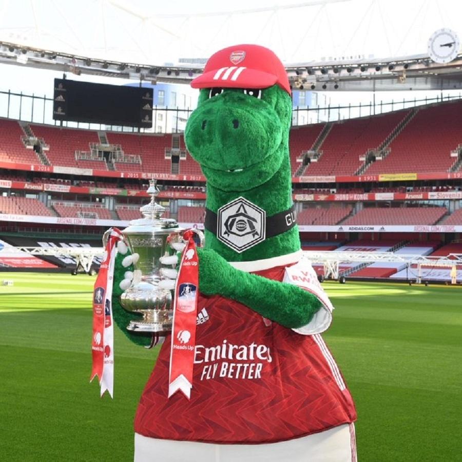Mesut Özil salvou o mascote do Arsenal 