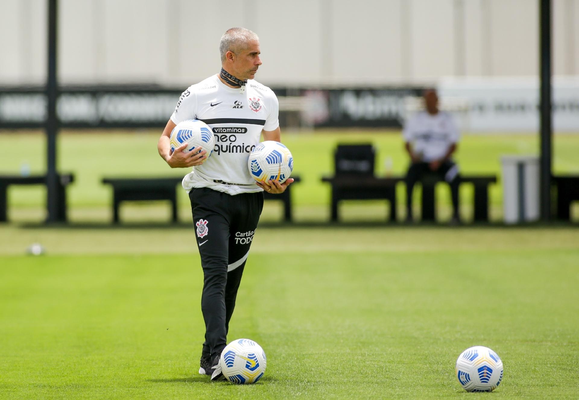 [OPINIÃO] Manter Sylvinho é insistir em algo que não vem funcionando
