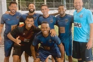 Procurado Pelo Stj Robinho Visto Em Pelada Ex Jogadores Do