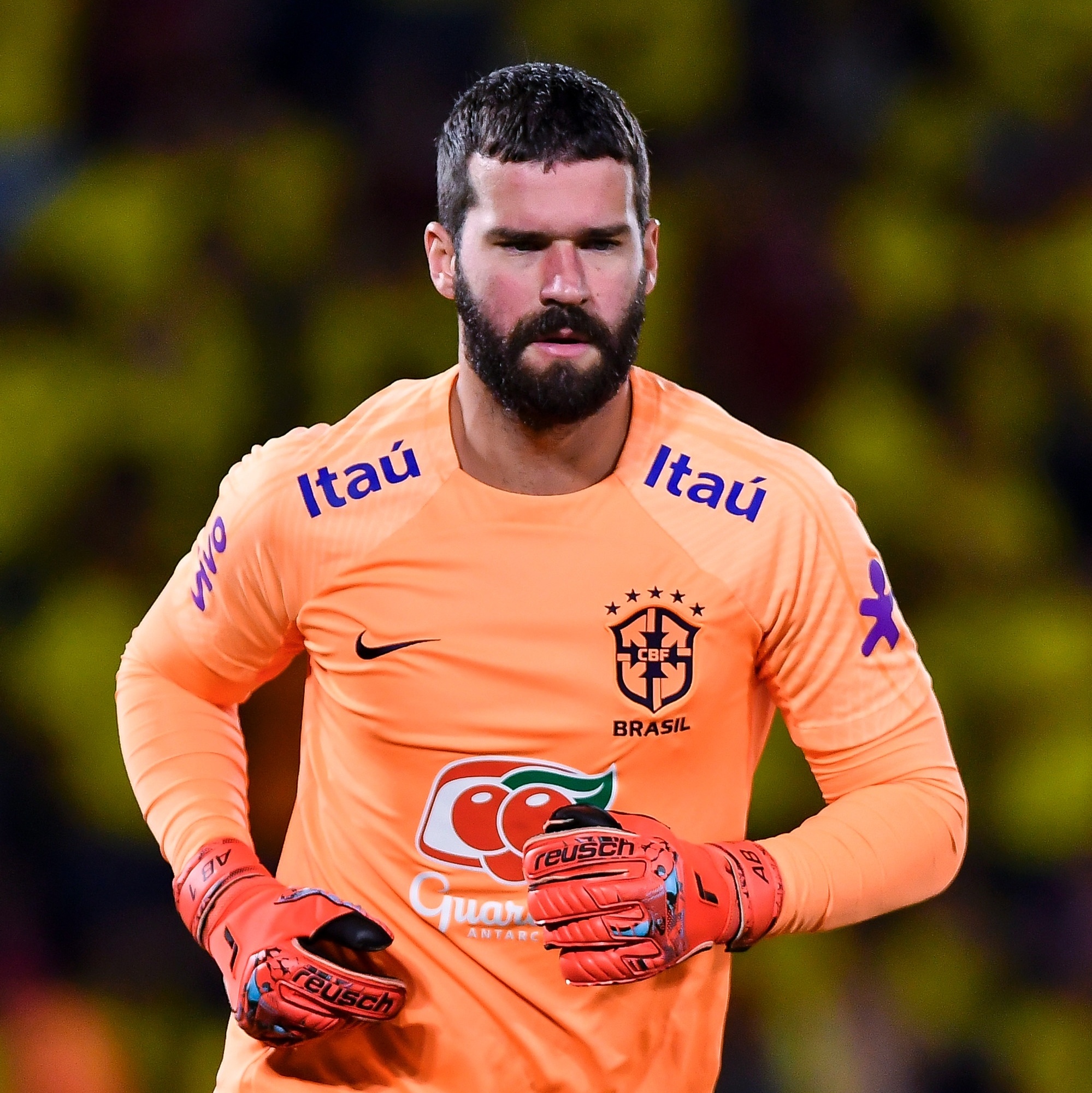 Alisson, o goleiro que ainda não sujou o uniforme no Catar