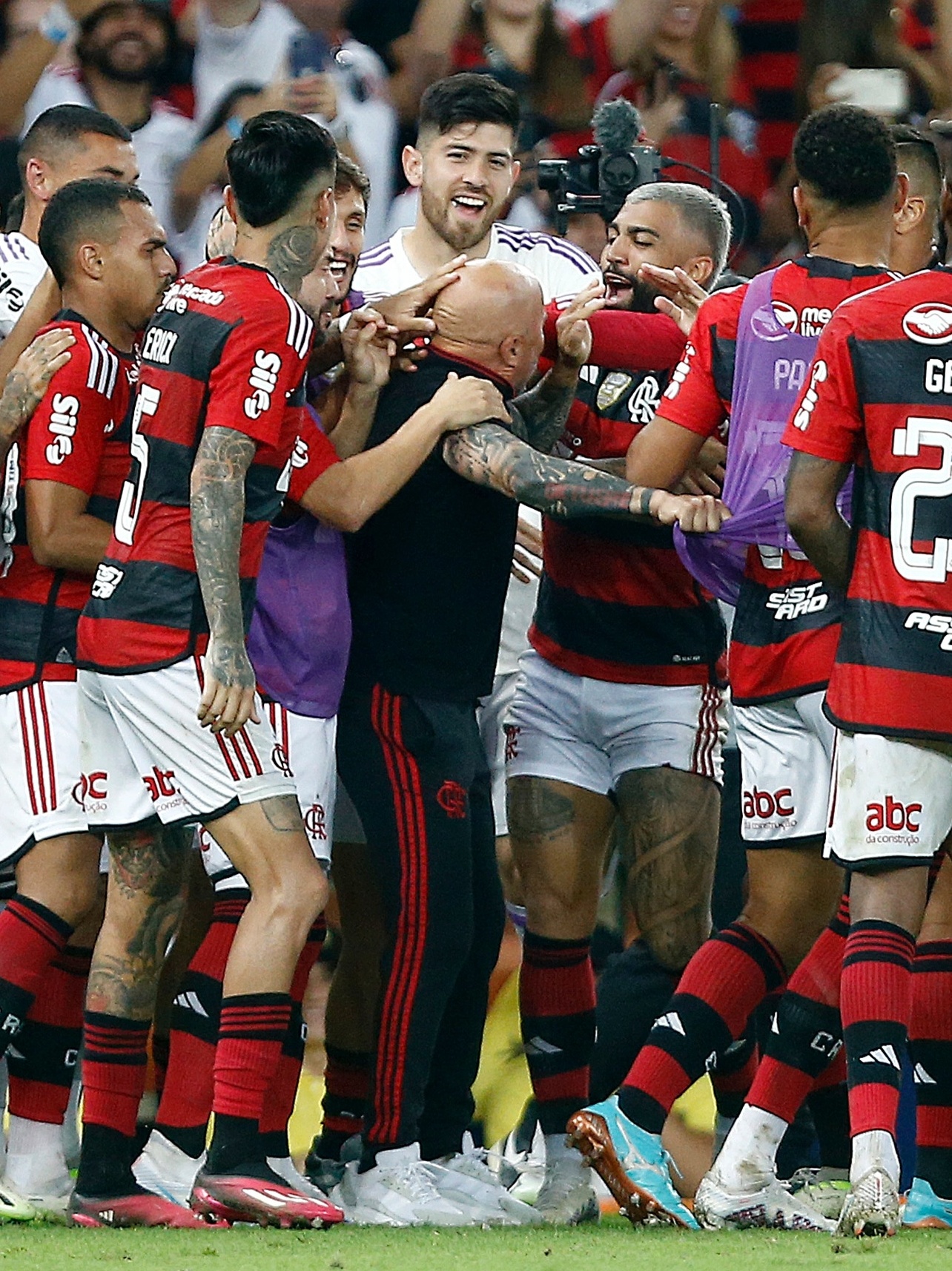 Camelô beija a careca de Sampaoli após ganhar uma camisa do Flamengo :  r/futebol