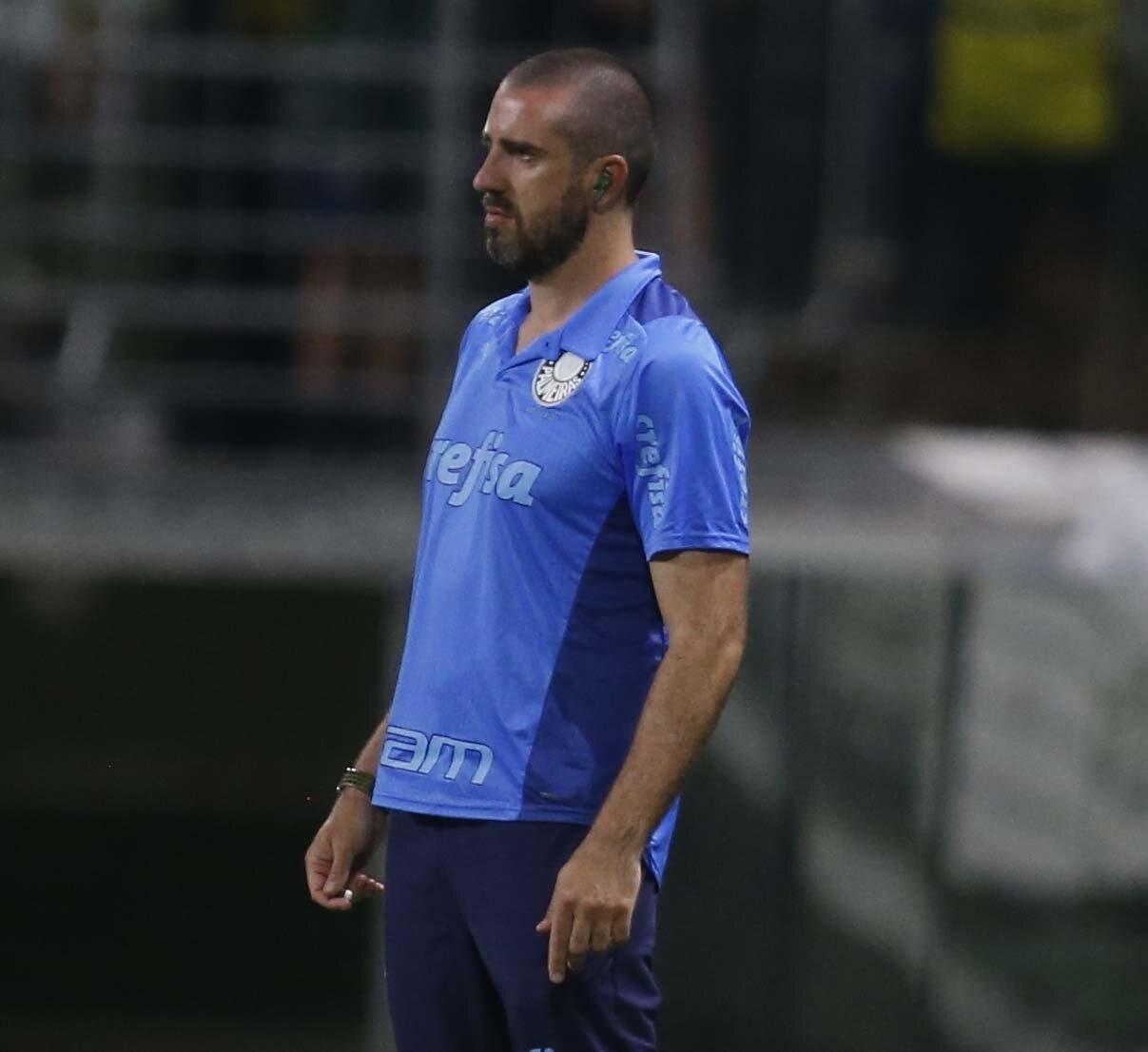 Auxiliar de Abel protesta contra arbitragem em Palmeiras x Corinthians - SBT