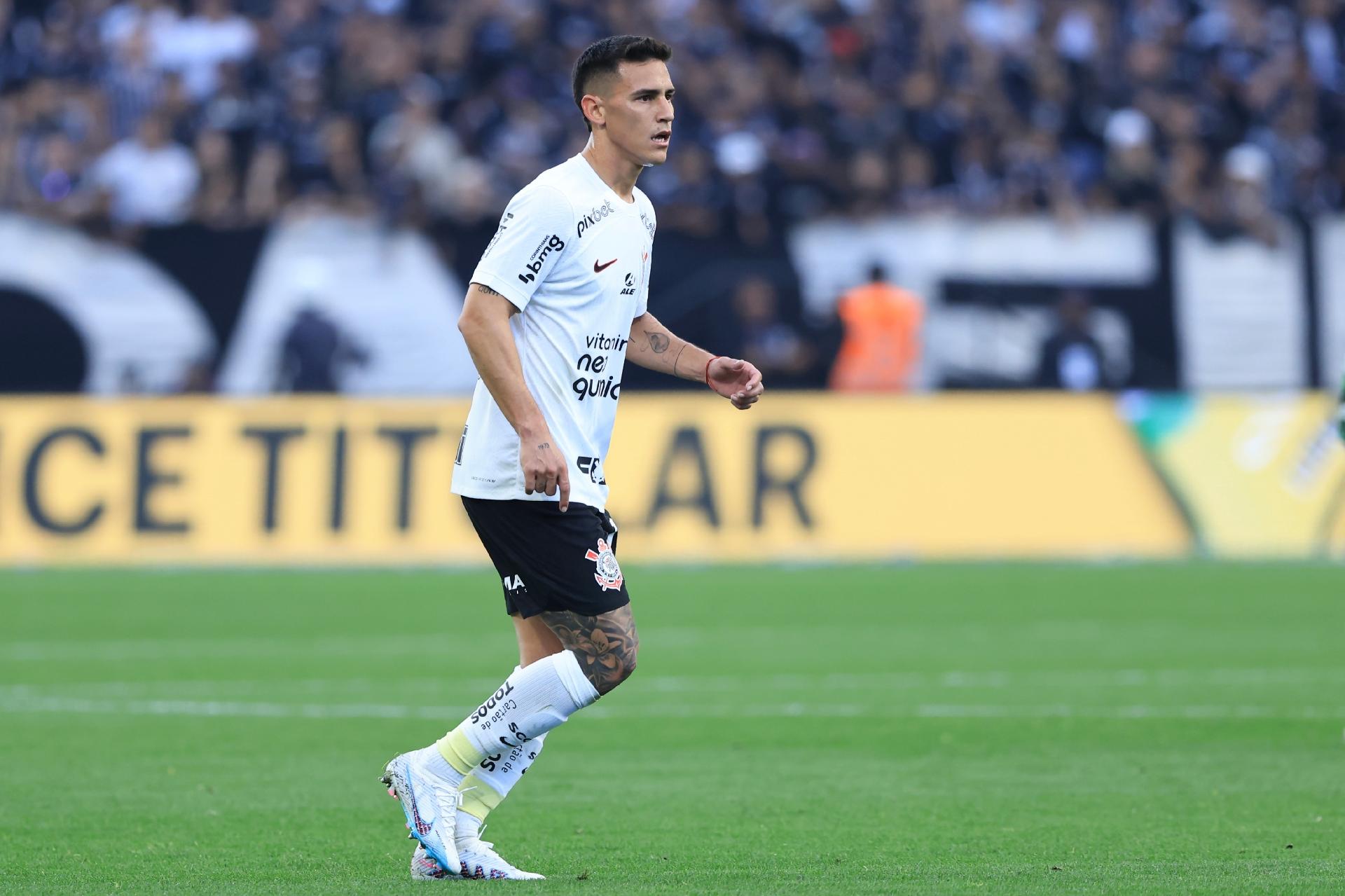 Matías Rojas antes de cobrar falta no jogo entre Corinthians e