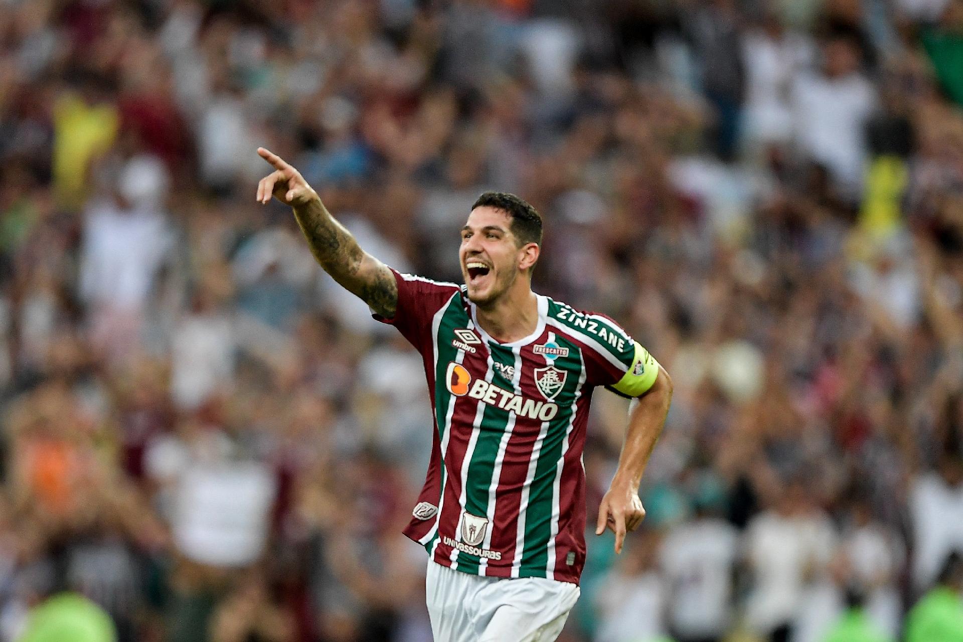 Alexsander e jogadores da base do Fluminense visitam crianças que