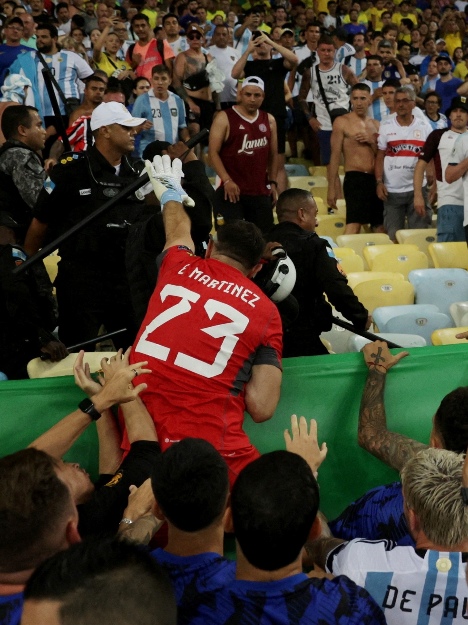 Pré-jogo Brasil x Argentina tem briga entre torcedores e assentos  arremessados no Maracanã - NSC Total