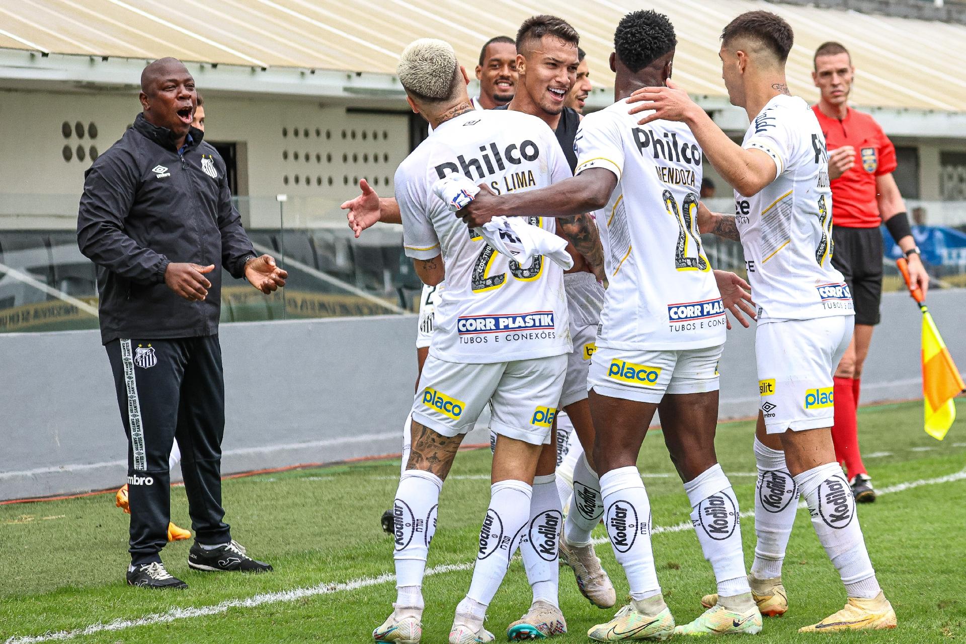Em jogo de sete gols, Santos quebra jejum e vence o Goiás na Vila