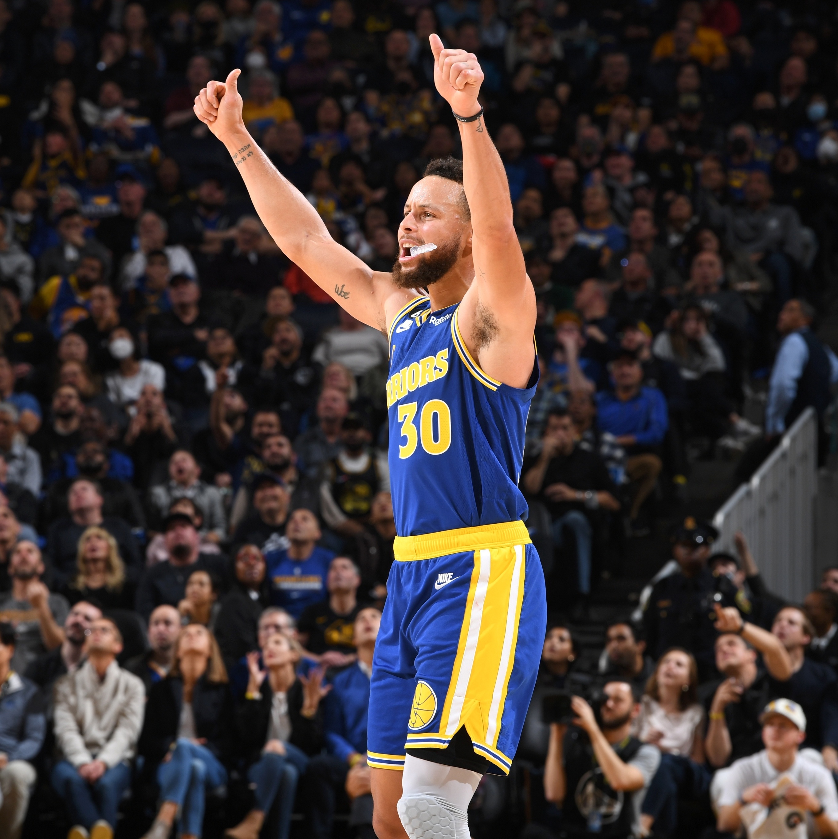 NBA: Stephen Curry se torna o jogador com mais bolas de 3 na história -  14/12/2021 - UOL Esporte