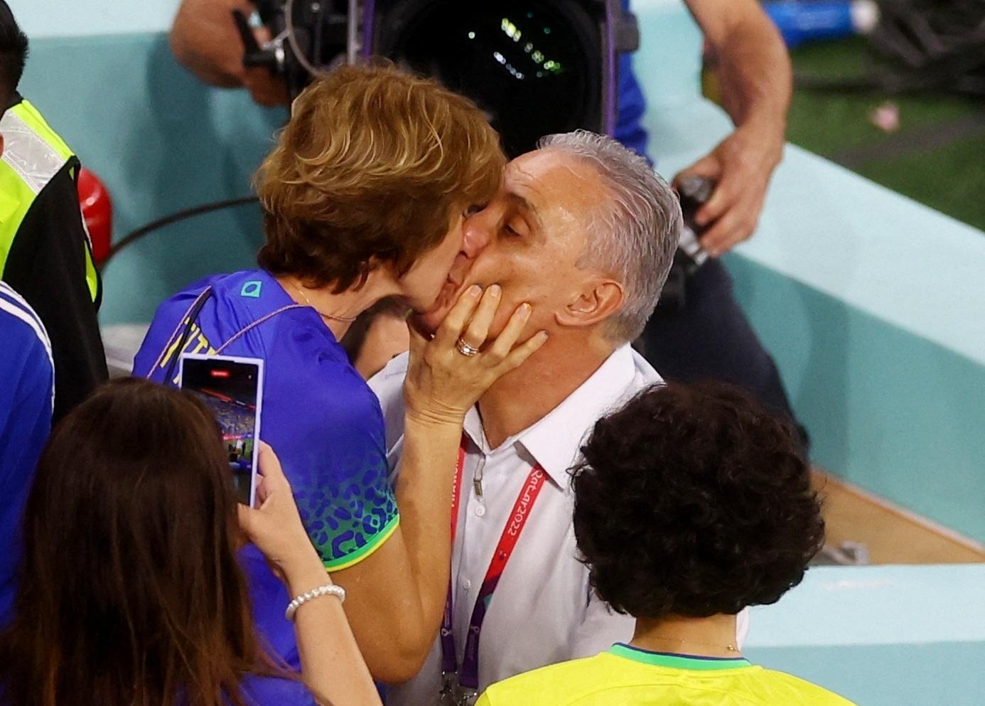 Tite beija a esposa antes de Brasil x Coreia do Sul na Copa