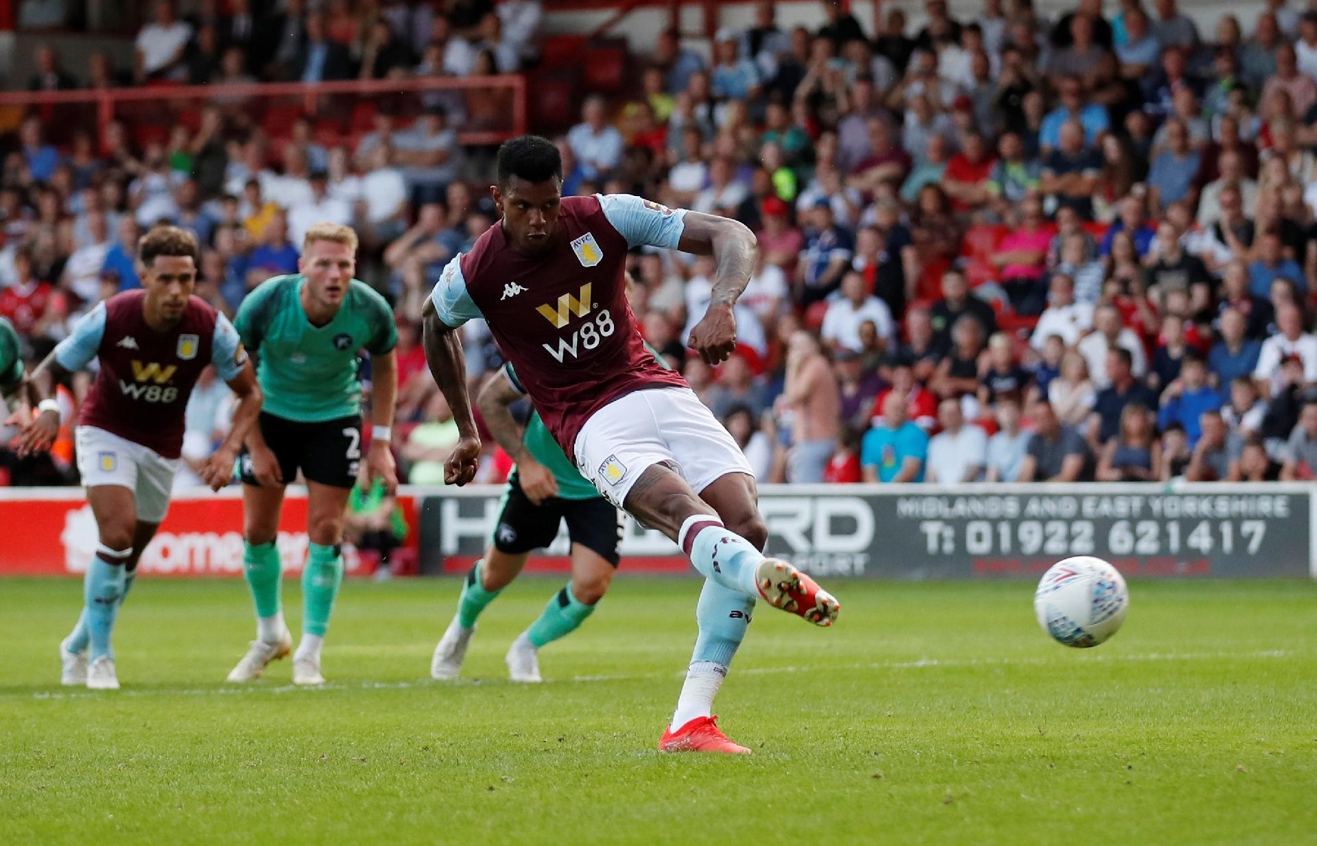 São Paulo negocia empréstimo de Wesley Moraes, do Aston Villa