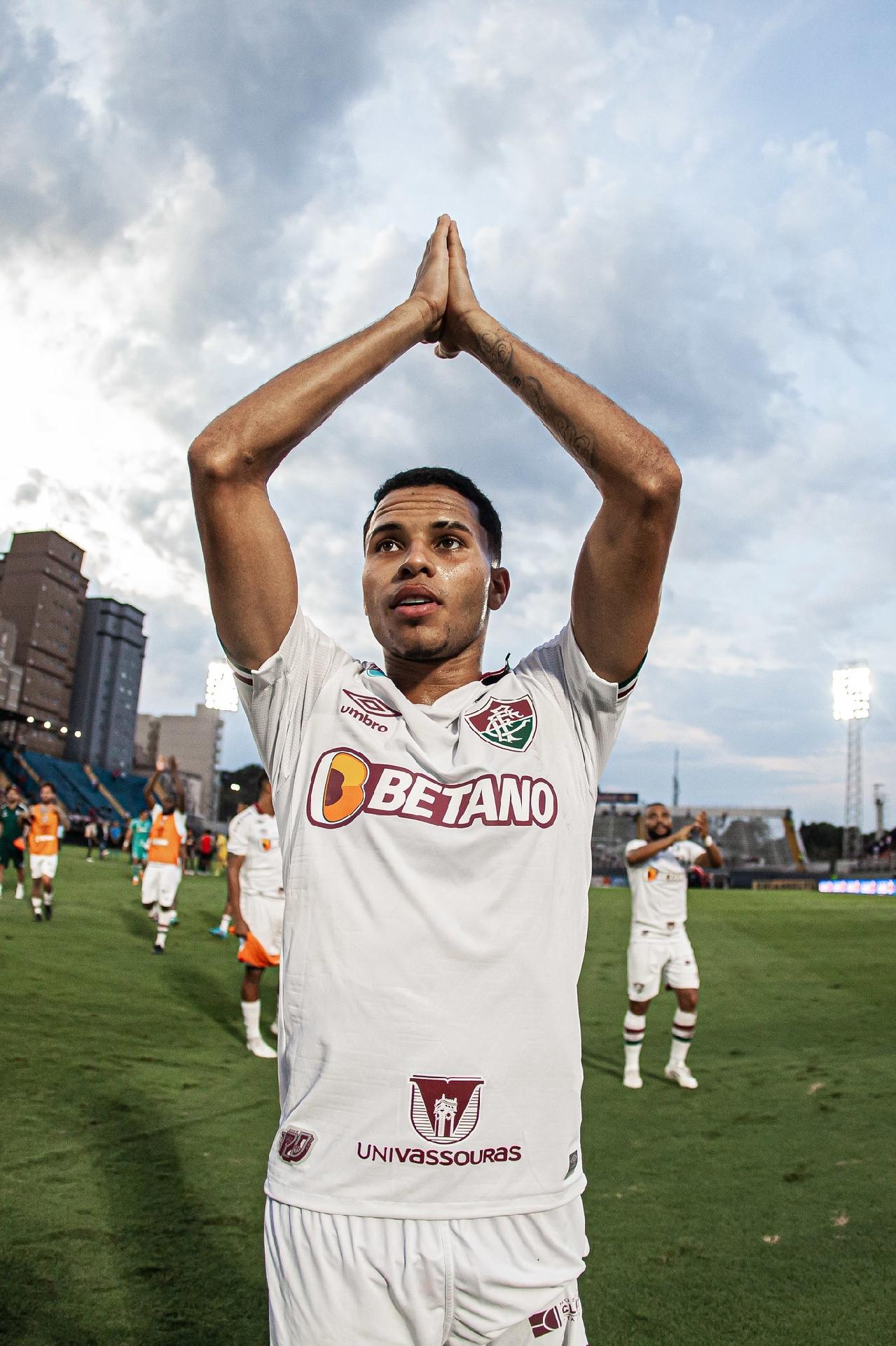 Alexsander e jogadores da base do Fluminense visitam crianças que