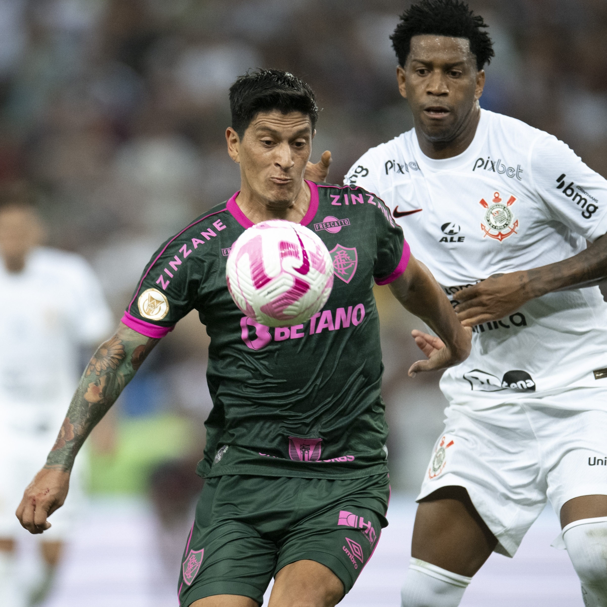 Corinthians sai na frente, é amassado na reta final e Fluminense