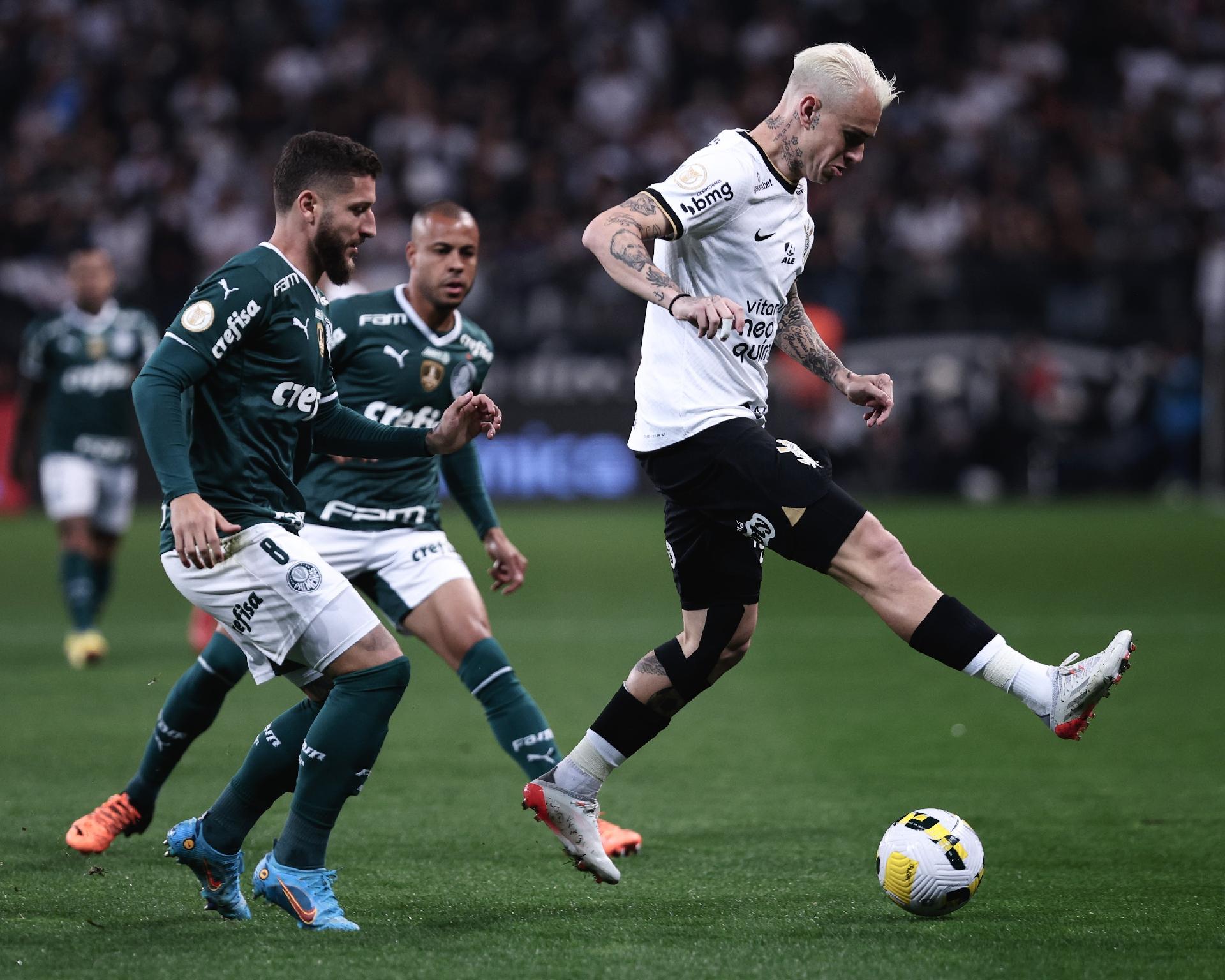 Foi campeão mundial, é ídolo do Corinthians, hoje ganha a vida vendendo  cervejas