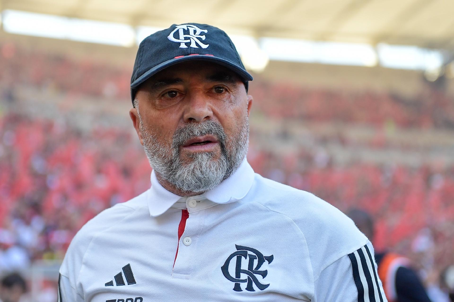 Análise: Flamengo reprime amor à bola pedido por Sampaoli, leva