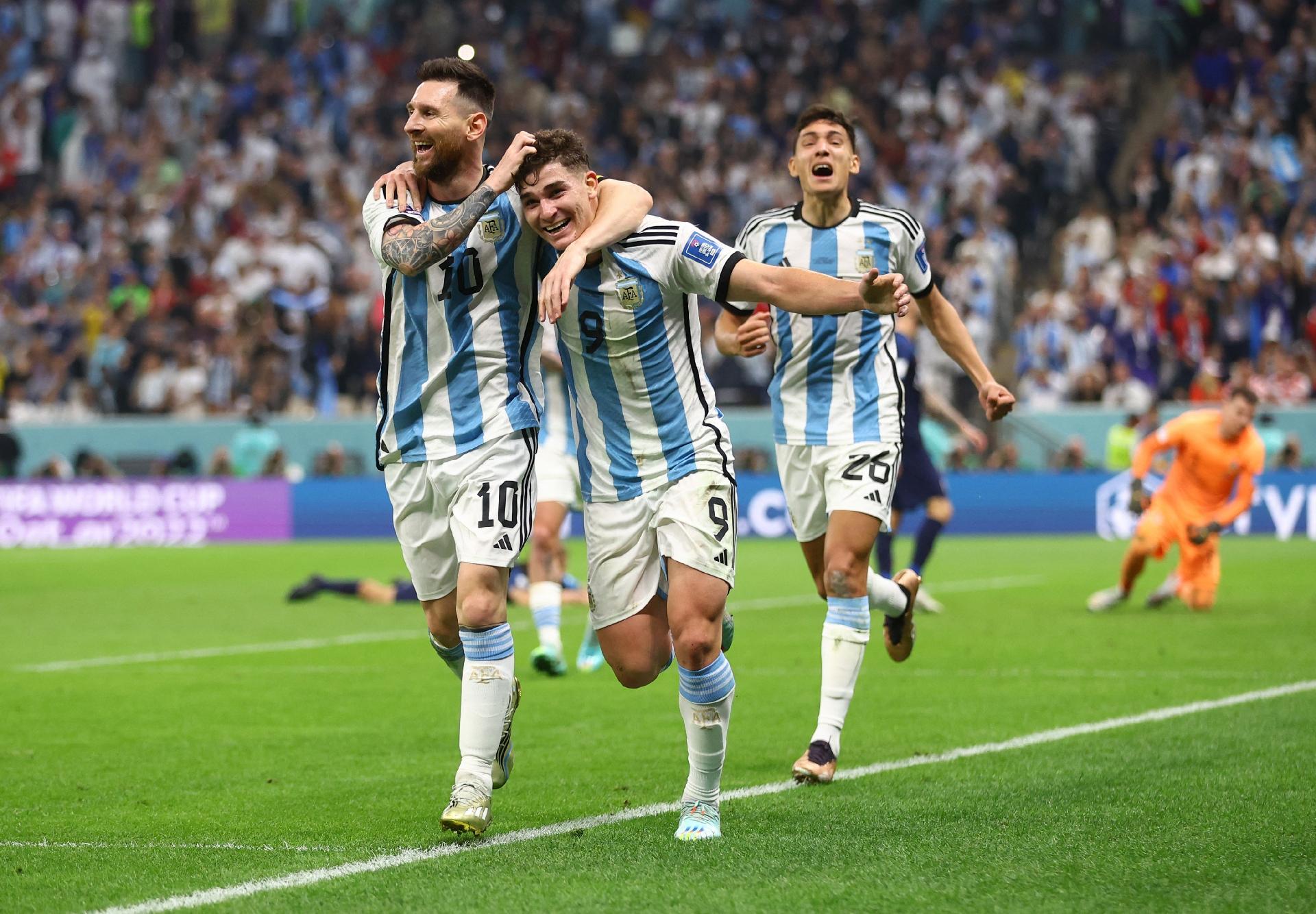 Lionel Messi da Argentina, comemora o seu segundo gol durante a partida  entre Argentina e França, pela Final da Copa do Mundo FIFA Qatar 2022,  no Estádio Lusail, neste domingo 18 Stock