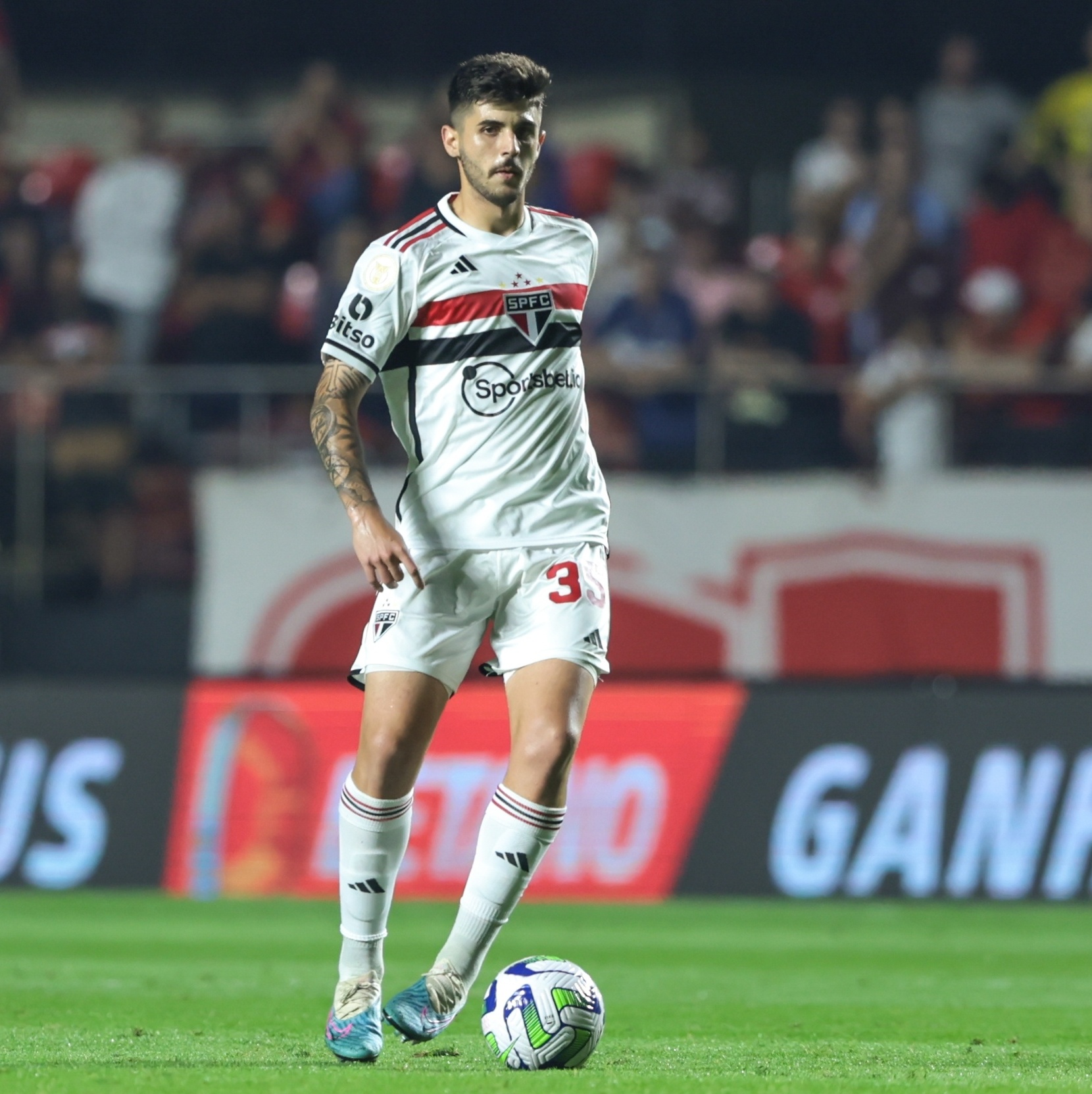 Lateral do São Paulo começou a jogar agora, mas já foi assediado pelo Barça  - 10/09/2014 - UOL Esporte