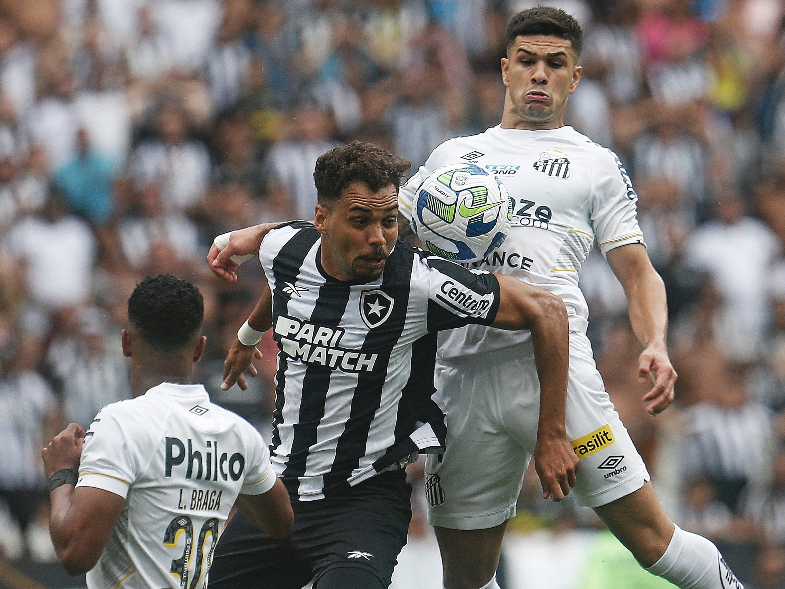Botafogo leva empate do Santos no fim e perde chance de liderar
