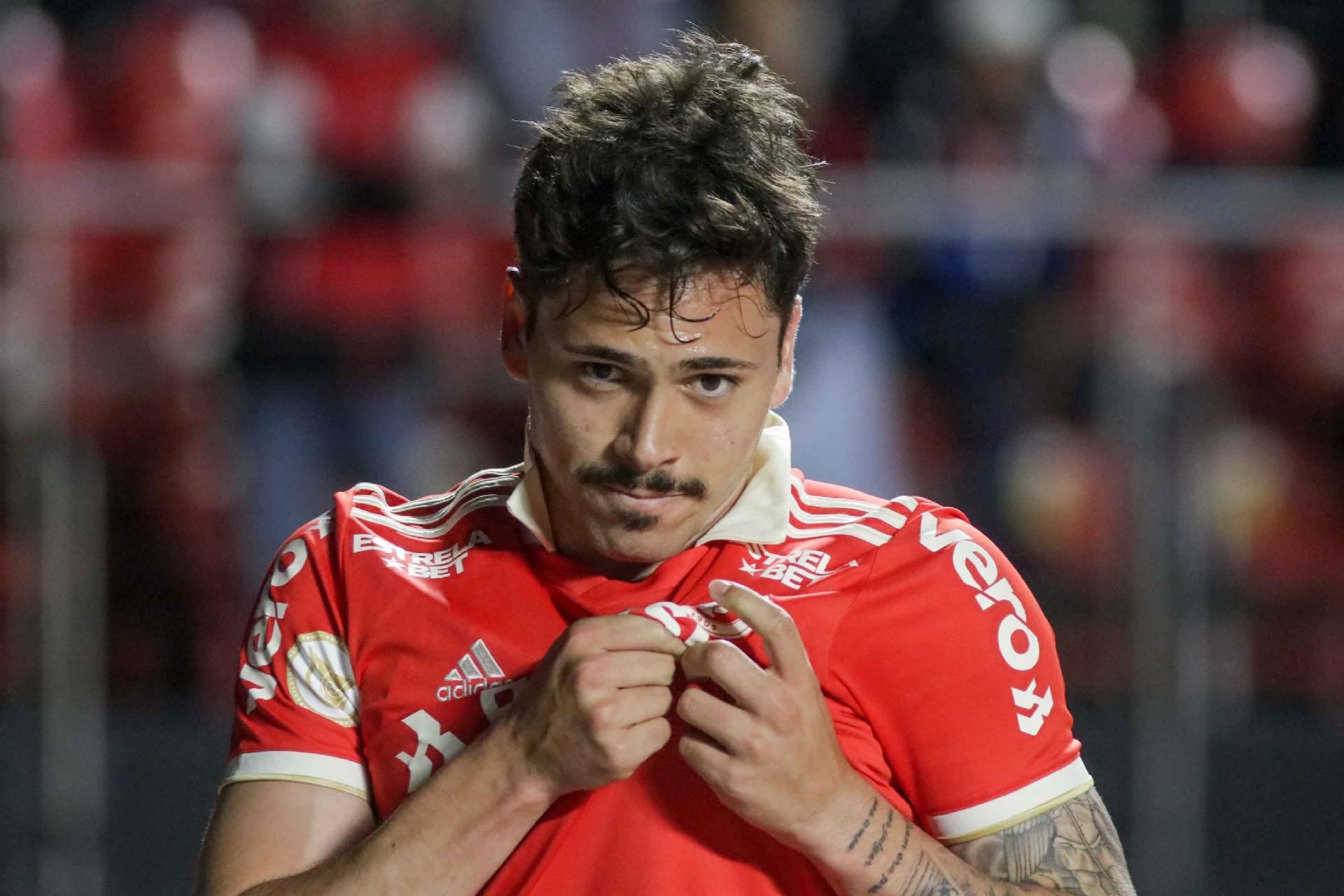 VÍDEO: ex-São Paulo conta com a sorte e faz gol sem querer no