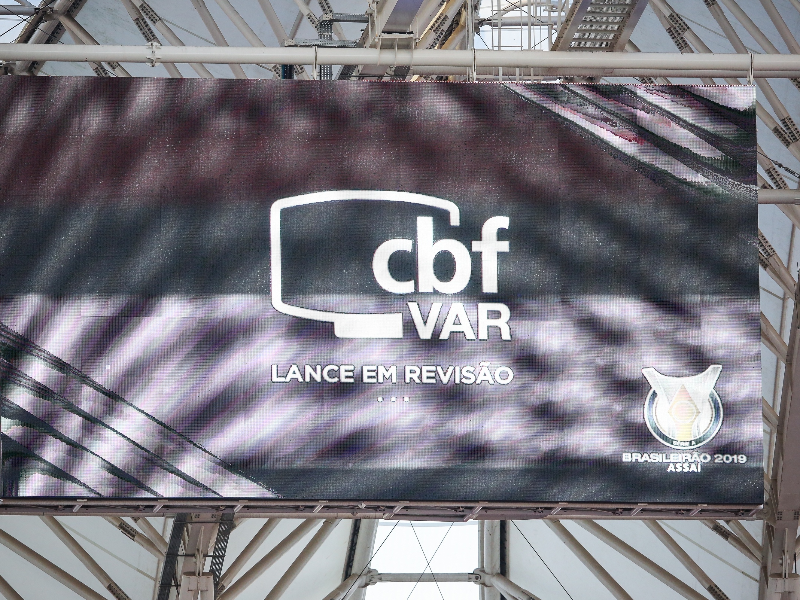 Inter vai à CBF e quer ouvir áudios do VAR de jogo contra o Flamengo