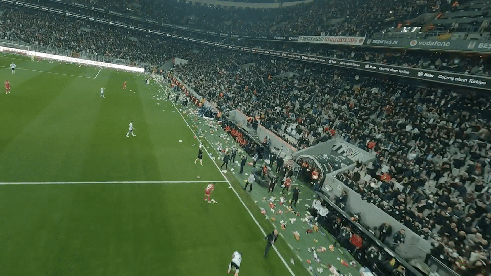 Torcida do Besiktas doa brinquedos a crianças afetadas por terremotos