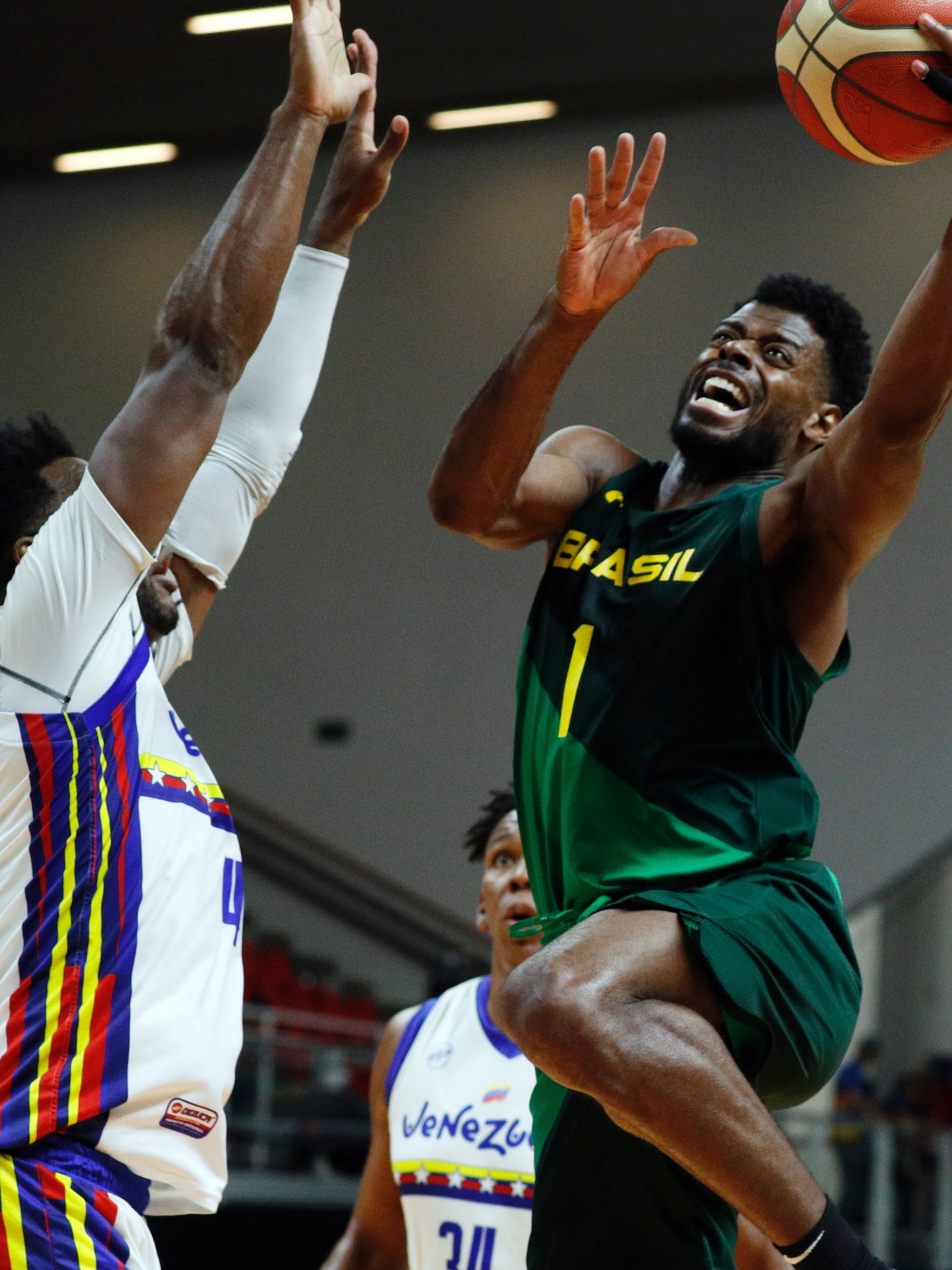 Basquete do Brasil perde para Venezuela e disputará o bronze no