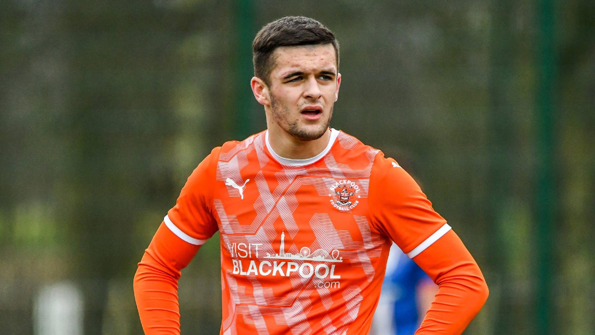 Jake Daniels, do Blackpool, admite romance com homem de 46