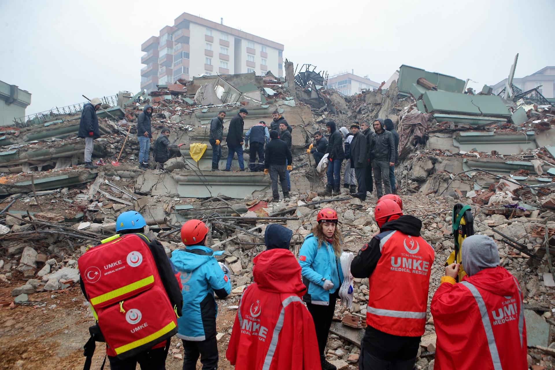 Terremoto na Turquia: jogador salta do segundo andar para fugir de