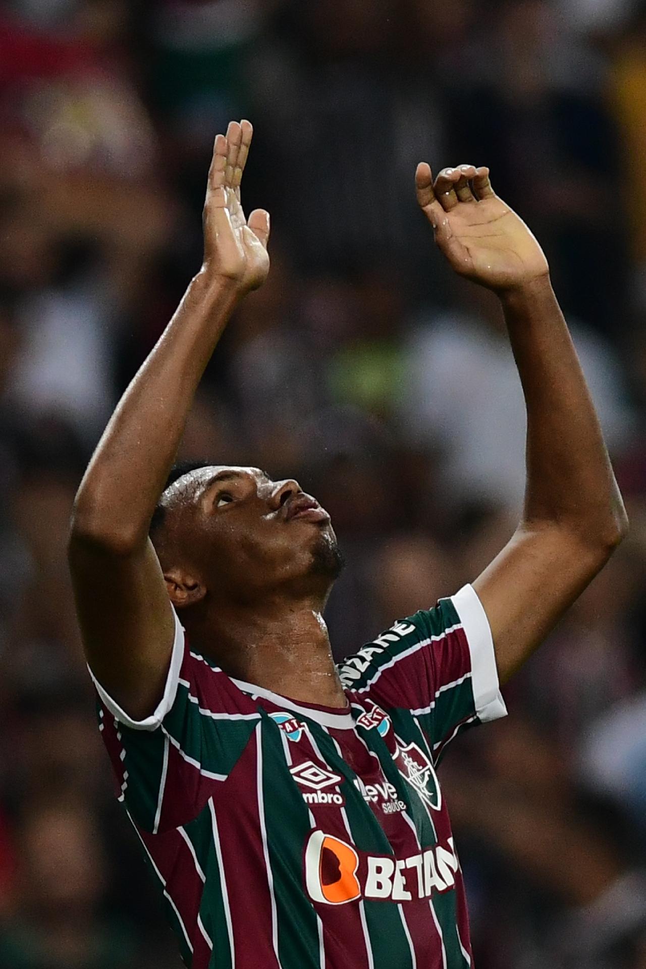 Com um a menos, Fluminense bate Bahia de virada no Maracanã